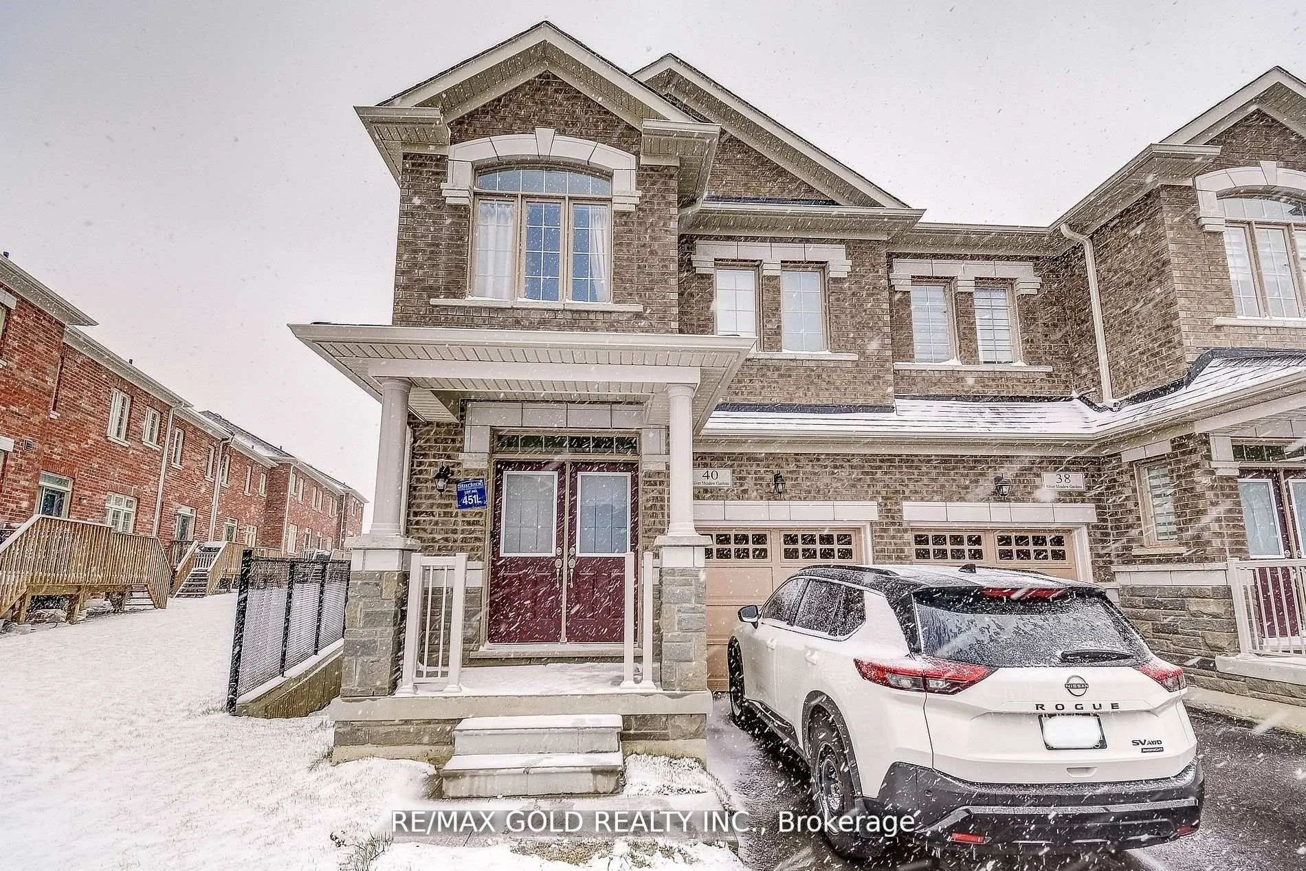Photo 3 of 40 Silver Meadow Gardens, Hamilton, Waterdown — HOMEH