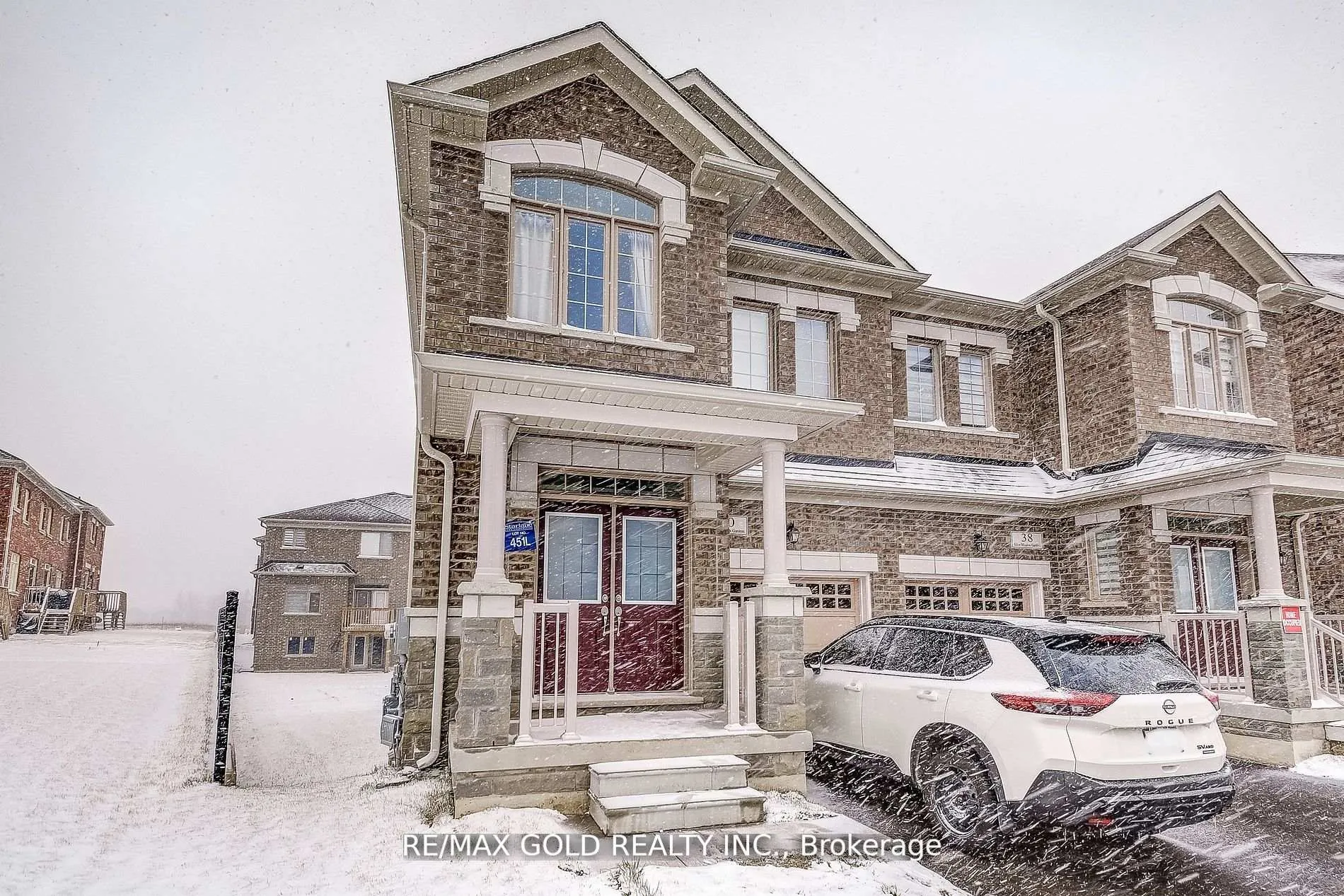 Photo 4 of 40 Silver Meadow Gardens, Hamilton, Waterdown — HOMEH