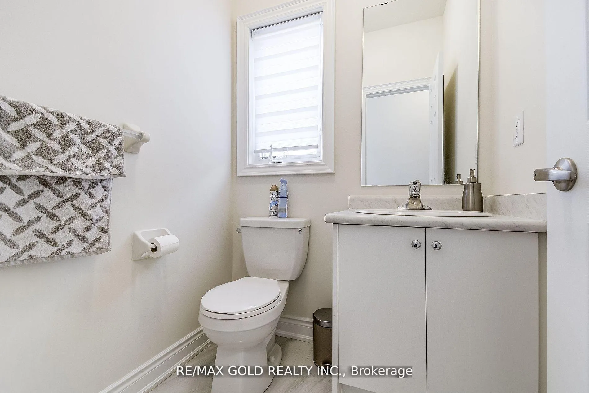 Photo 8 of 40 Silver Meadow Gardens, Hamilton, Waterdown — HOMEH