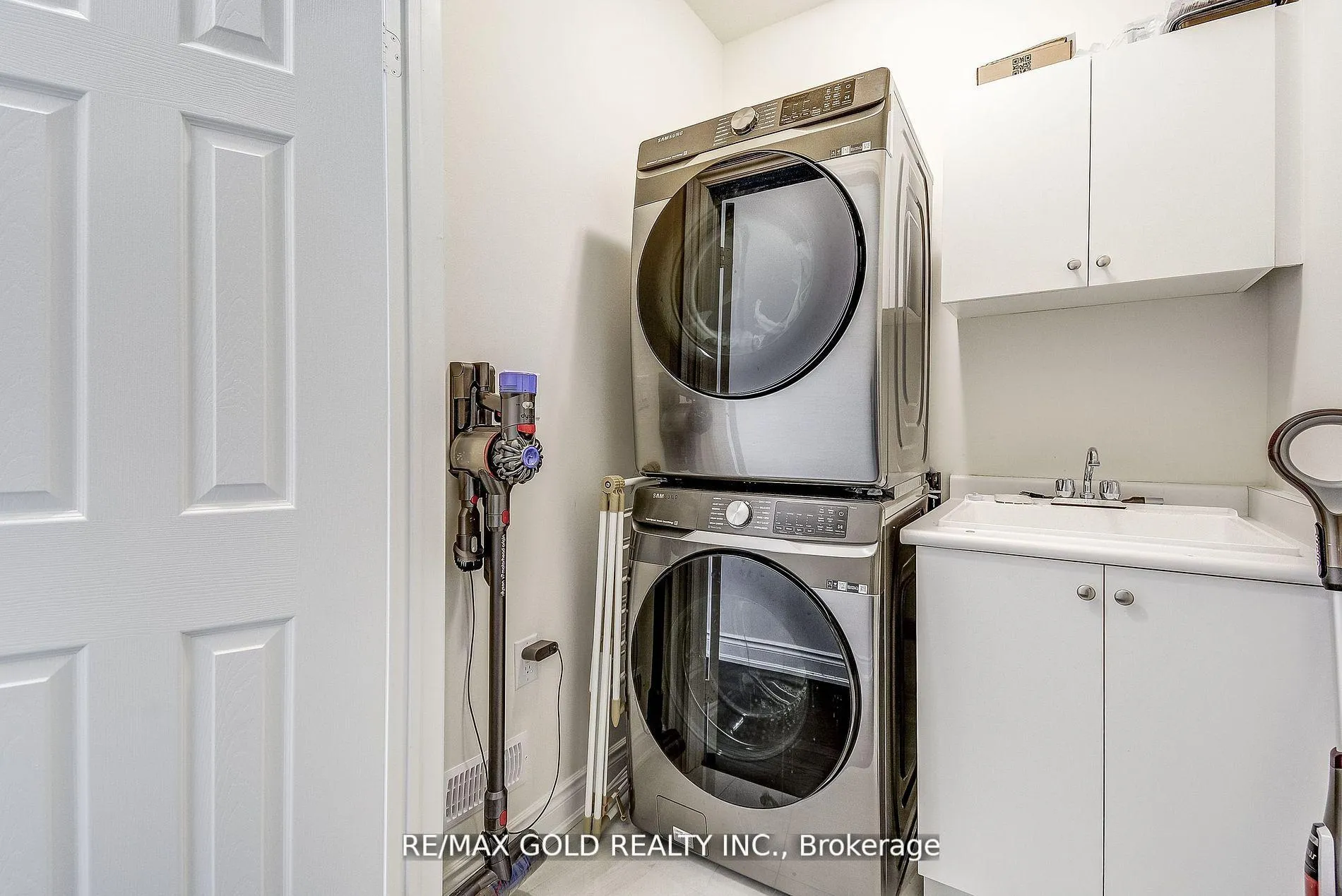 Photo 9 of 40 Silver Meadow Gardens, Hamilton, Waterdown — HOMEH