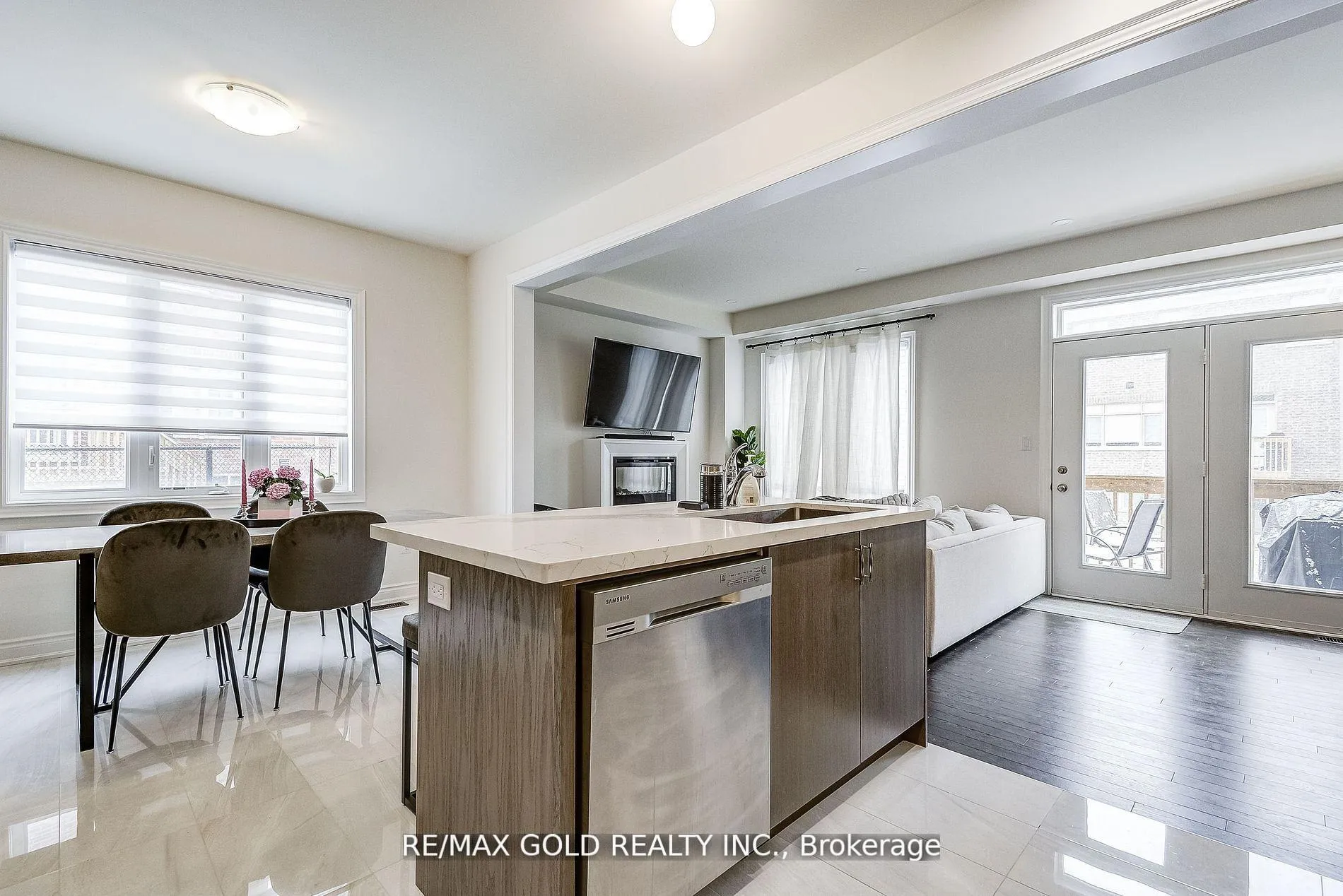 Photo 16 of 40 Silver Meadow Gardens, Hamilton, Waterdown — HOMEH