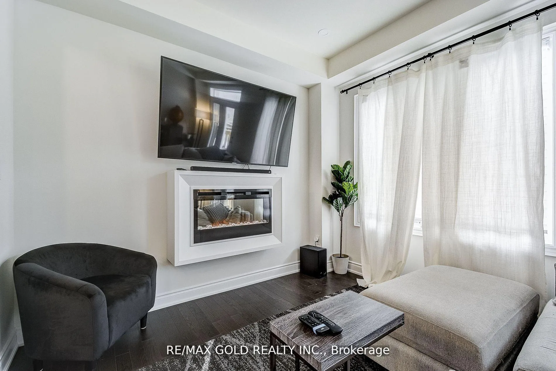 Photo 20 of 40 Silver Meadow Gardens, Hamilton, Waterdown — HOMEH