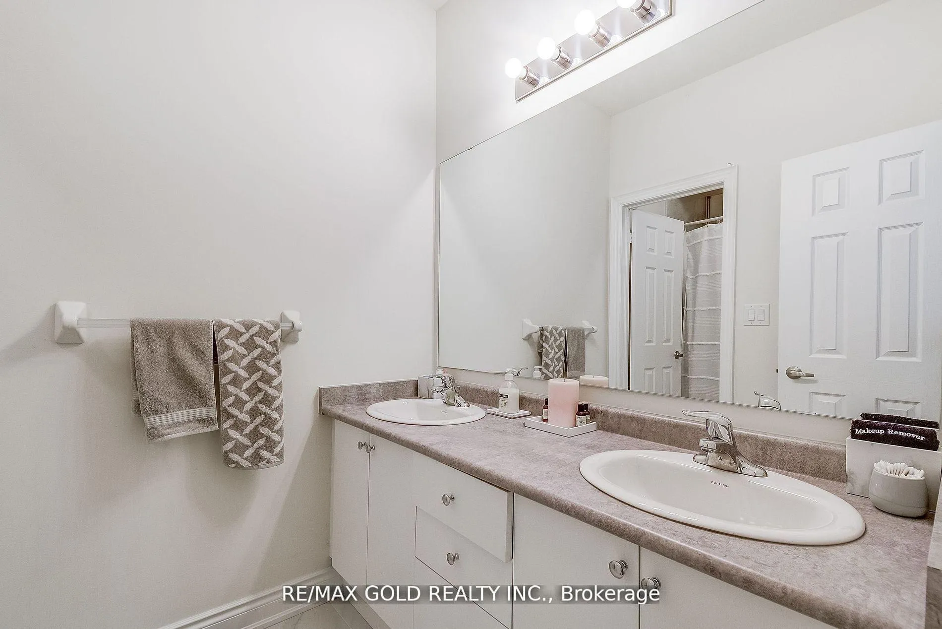 Photo 27 of 40 Silver Meadow Gardens, Hamilton, Waterdown — HOMEH