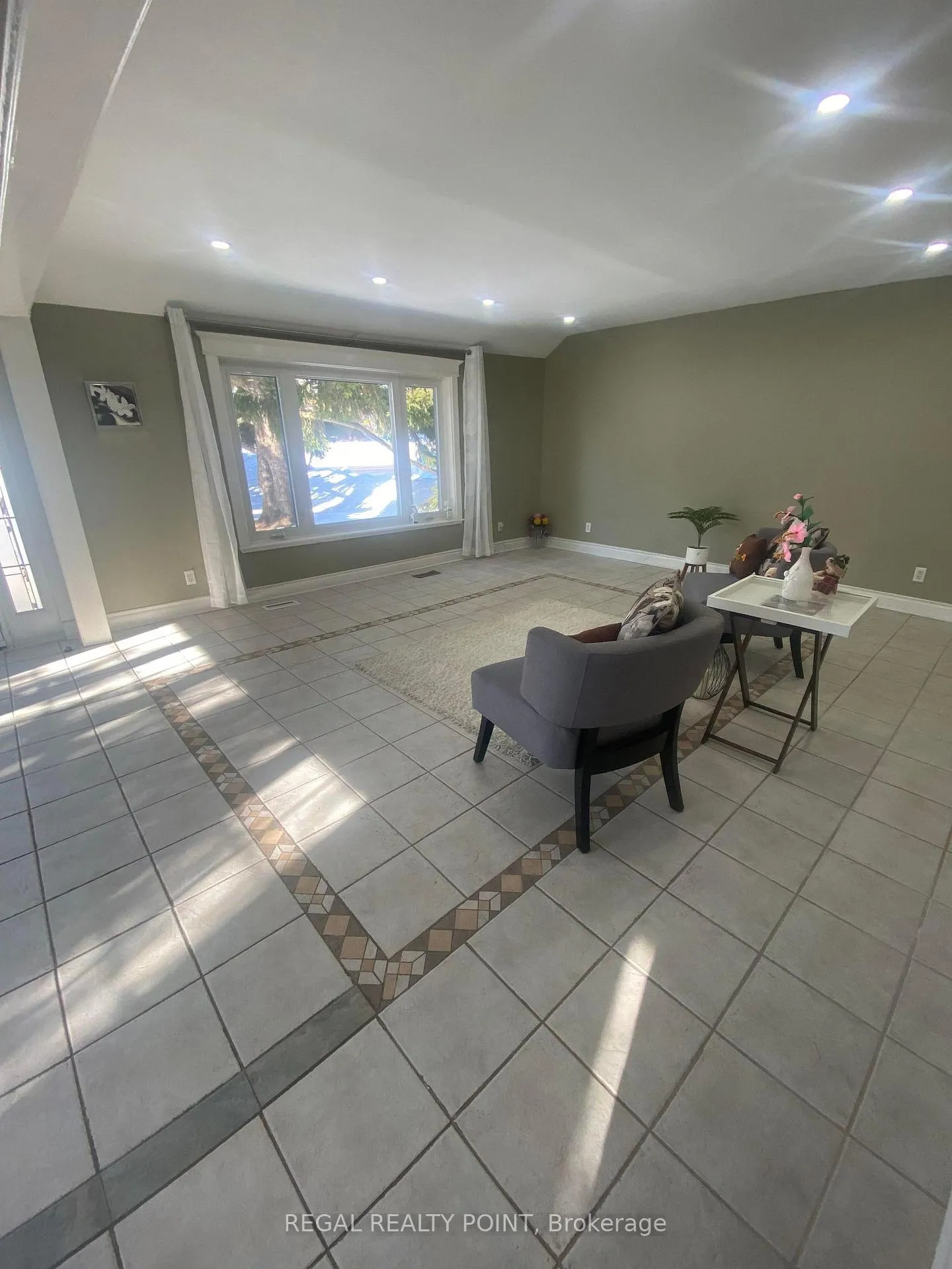 Photo 8 of 983 Pickering Beach Road S, Ajax, South East — HOMEH