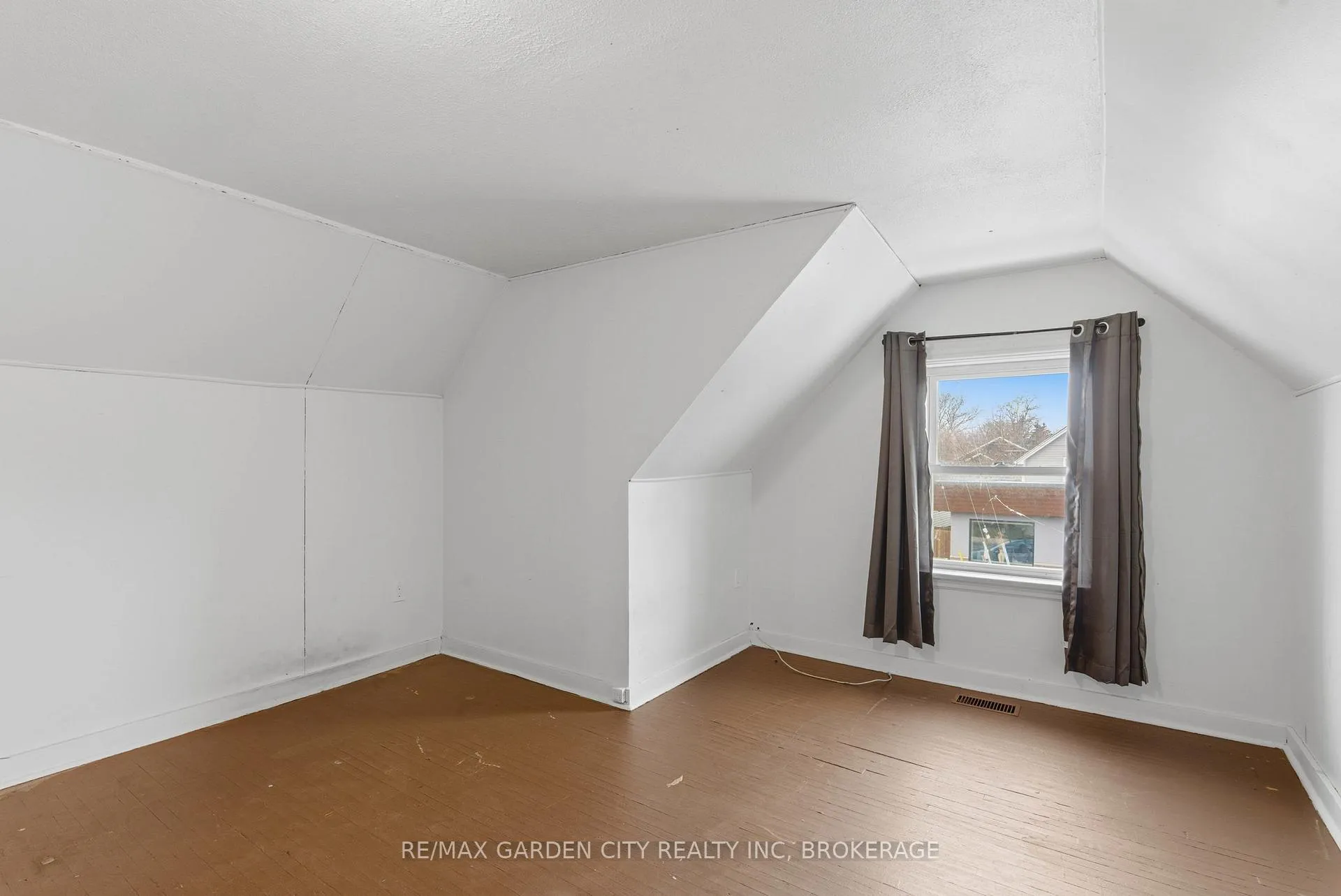 Photo 24 of Unit Upper, 25 Pelham Road, St. Catharines, Western Hill — HOMEH