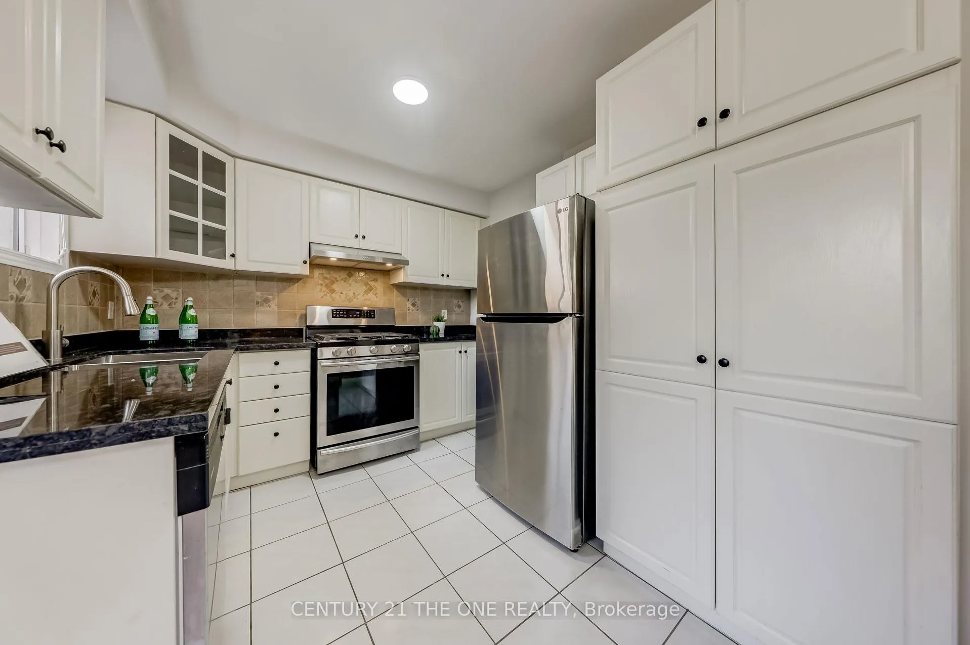 Photo 8 of 116 Hollandview Trail, Aurora, Bayview Wellington — HOMEH