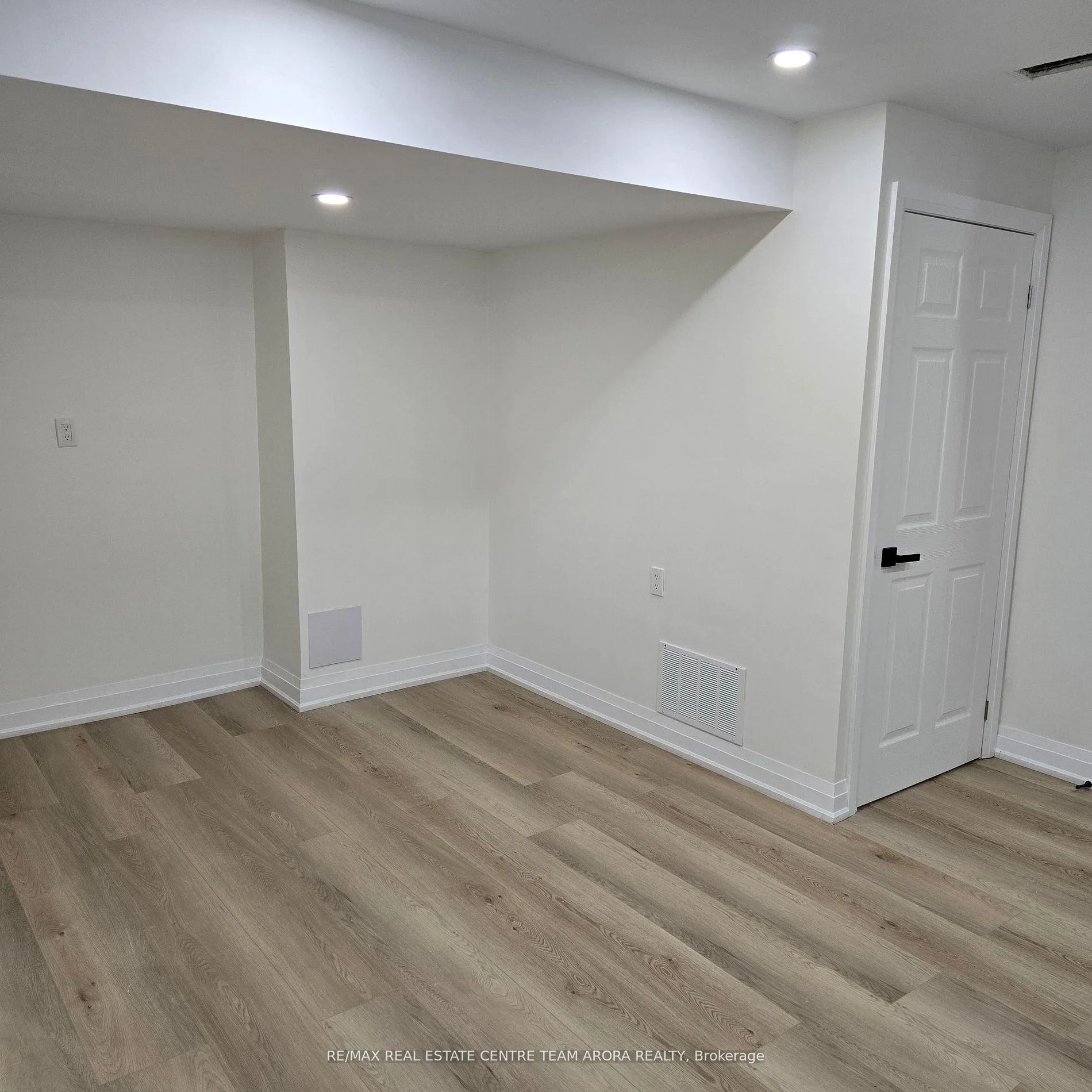 Photo 12 of Unit Bsmt, 18 Donald Ficht Crescent, Brampton, Northwest Brampton — HOMEH