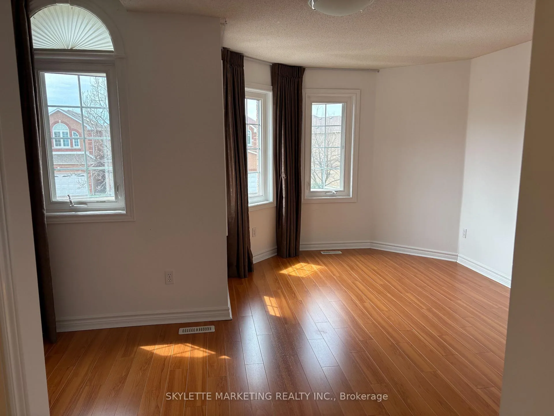 Photo 6 of 307 Milliken Meadow Drive, Markham, Milliken Mills West — HOMEH