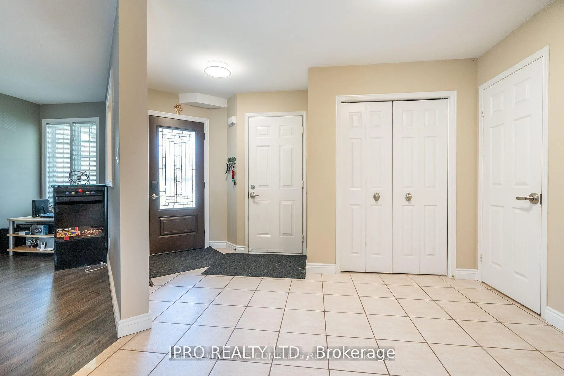 Photo 4 of 186 Locheed Drive, Hamilton, Lisgar — HOMEH
