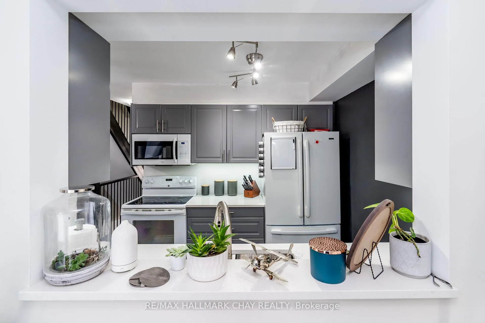 Photo 6 of 109 Sydenham Wells, Barrie, Georgian Drive — HOMEH