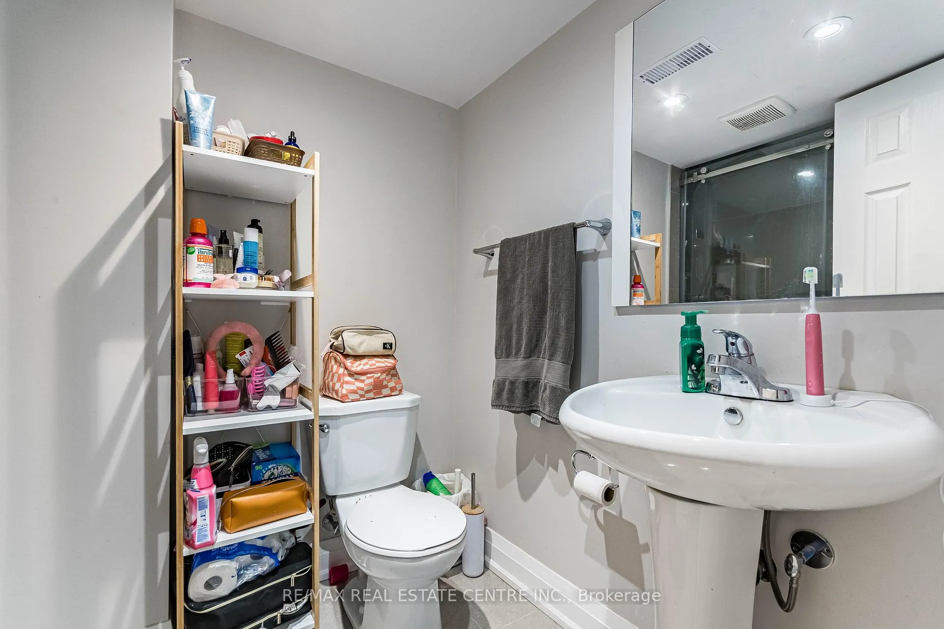 Photo 17 of Unit Lower, 17 Sable Drive, Hamilton, Ancaster — HOMEH