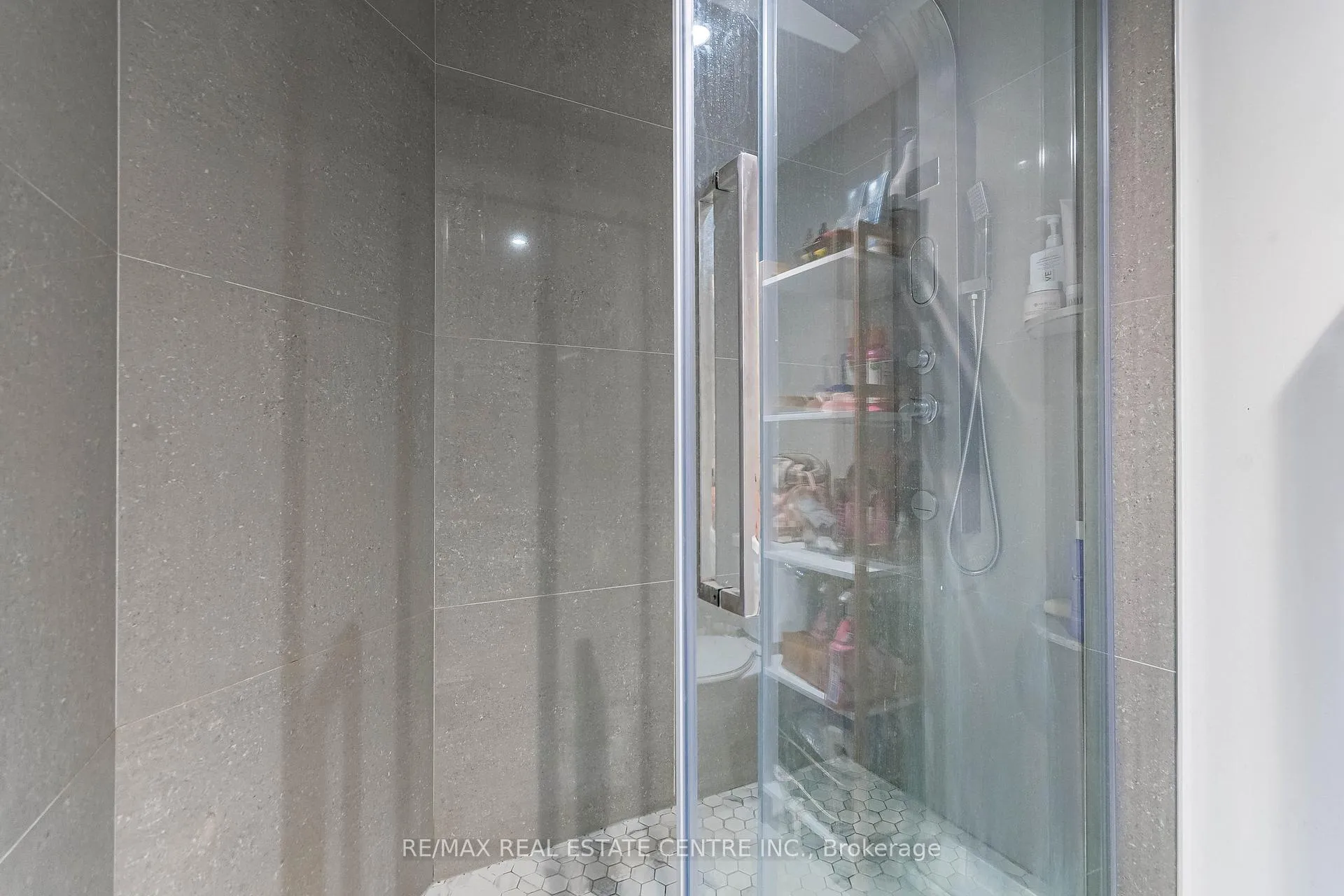 Photo 18 of Unit Lower, 17 Sable Drive, Hamilton, Ancaster — HOMEH