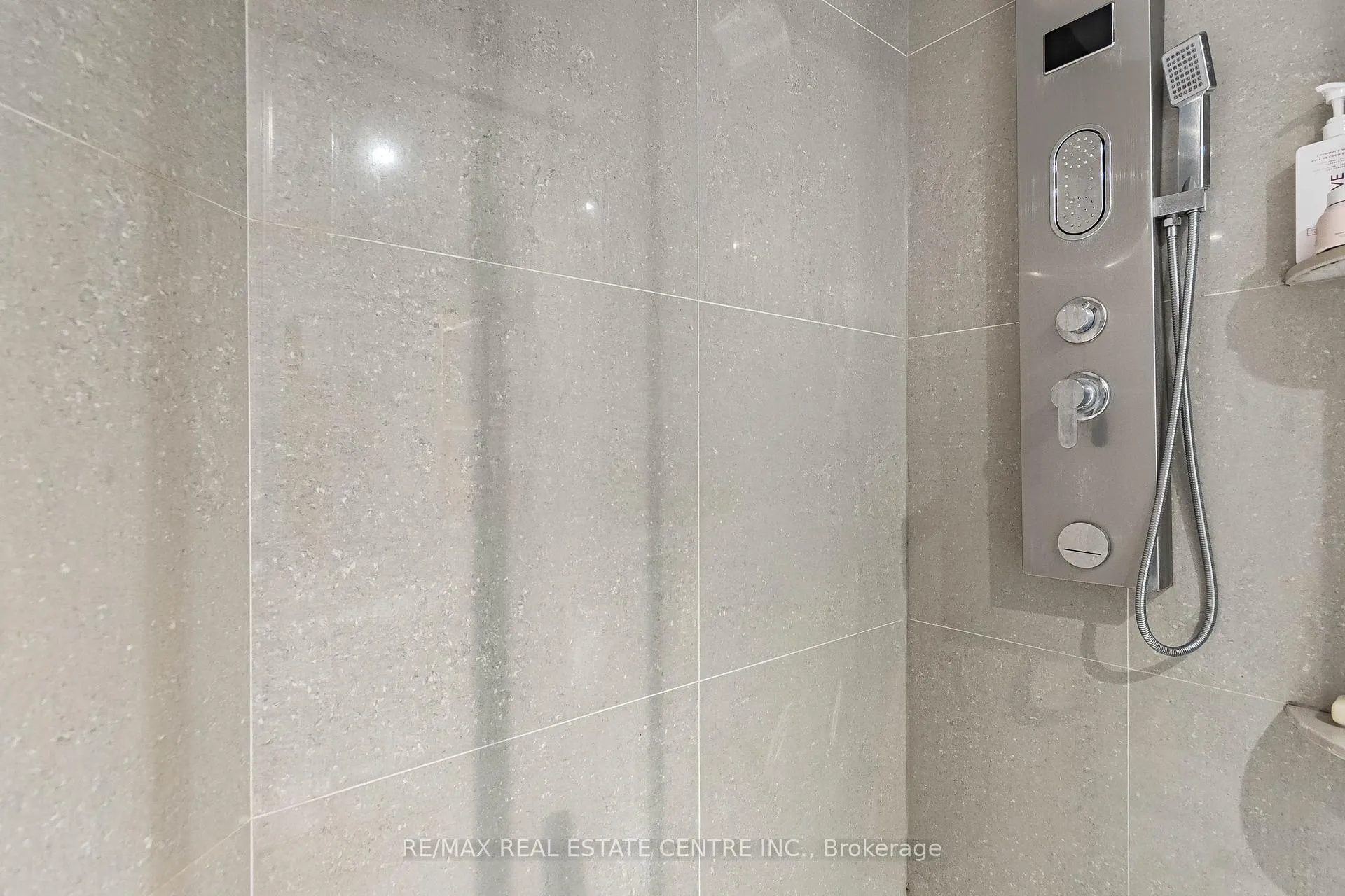 Photo 20 of Unit Lower, 17 Sable Drive, Hamilton, Ancaster — HOMEH