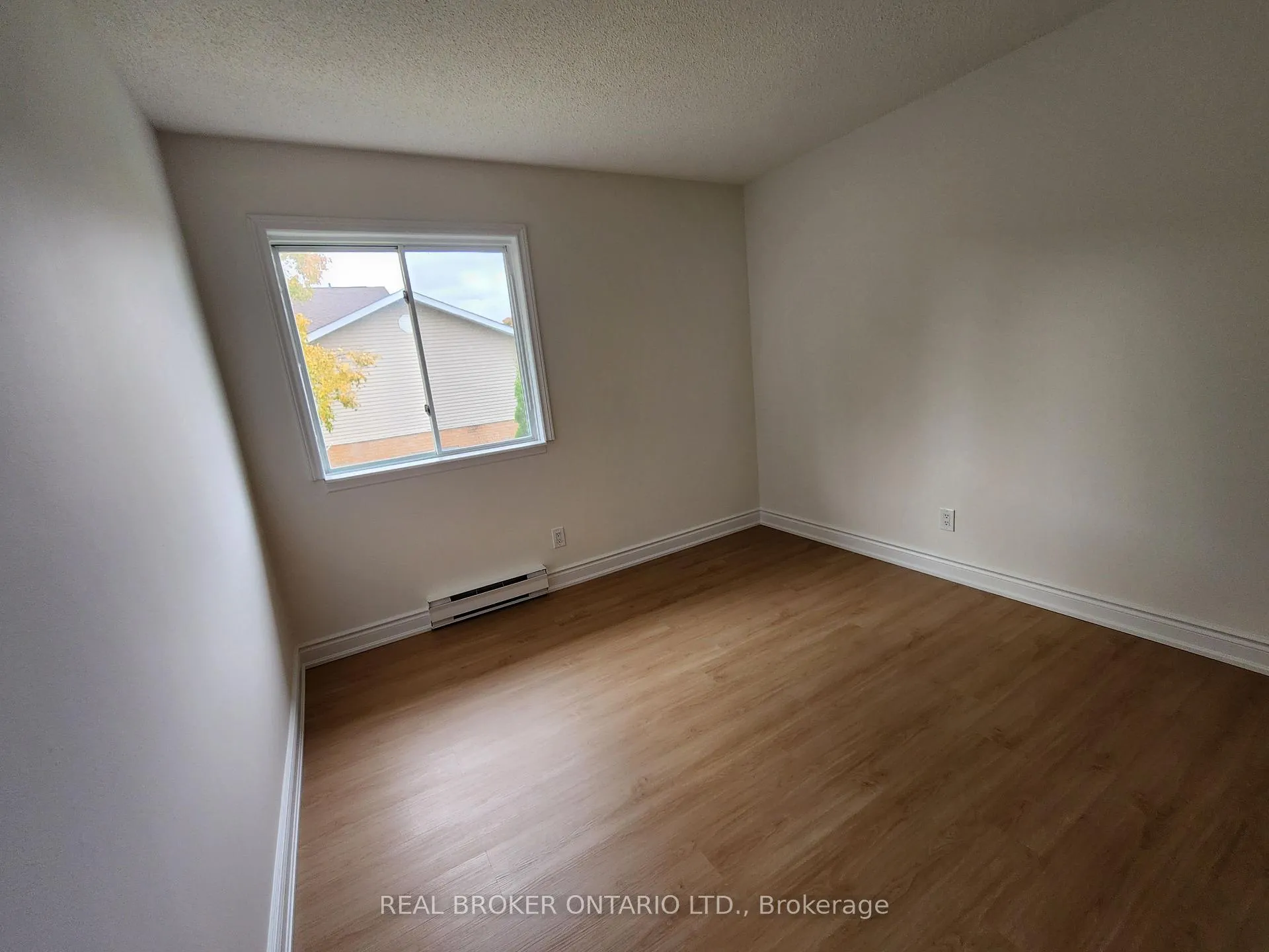 Photo 7 of Unit Unit 12, 210 North Street, Clearview, Stayner — HOMEH