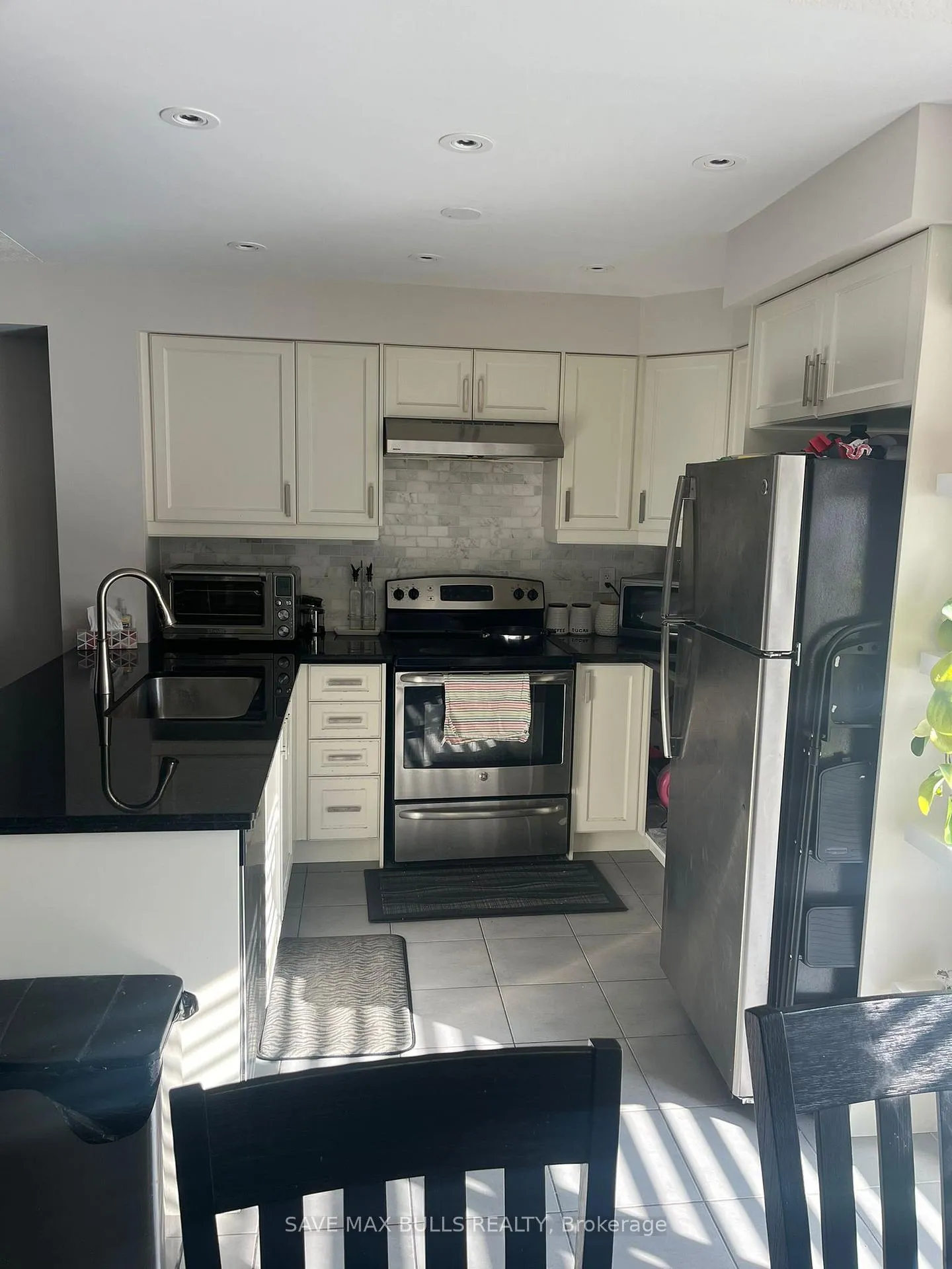 Photo 2 of 19 Dorchester Terrace, Hamilton, Stoney Creek — HOMEH