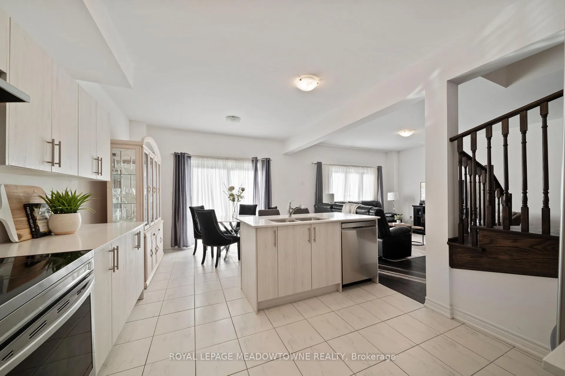 Photo 11 of 60 Harvest Crescent, Barrie, Rural Barrie Southeast — HOMEH