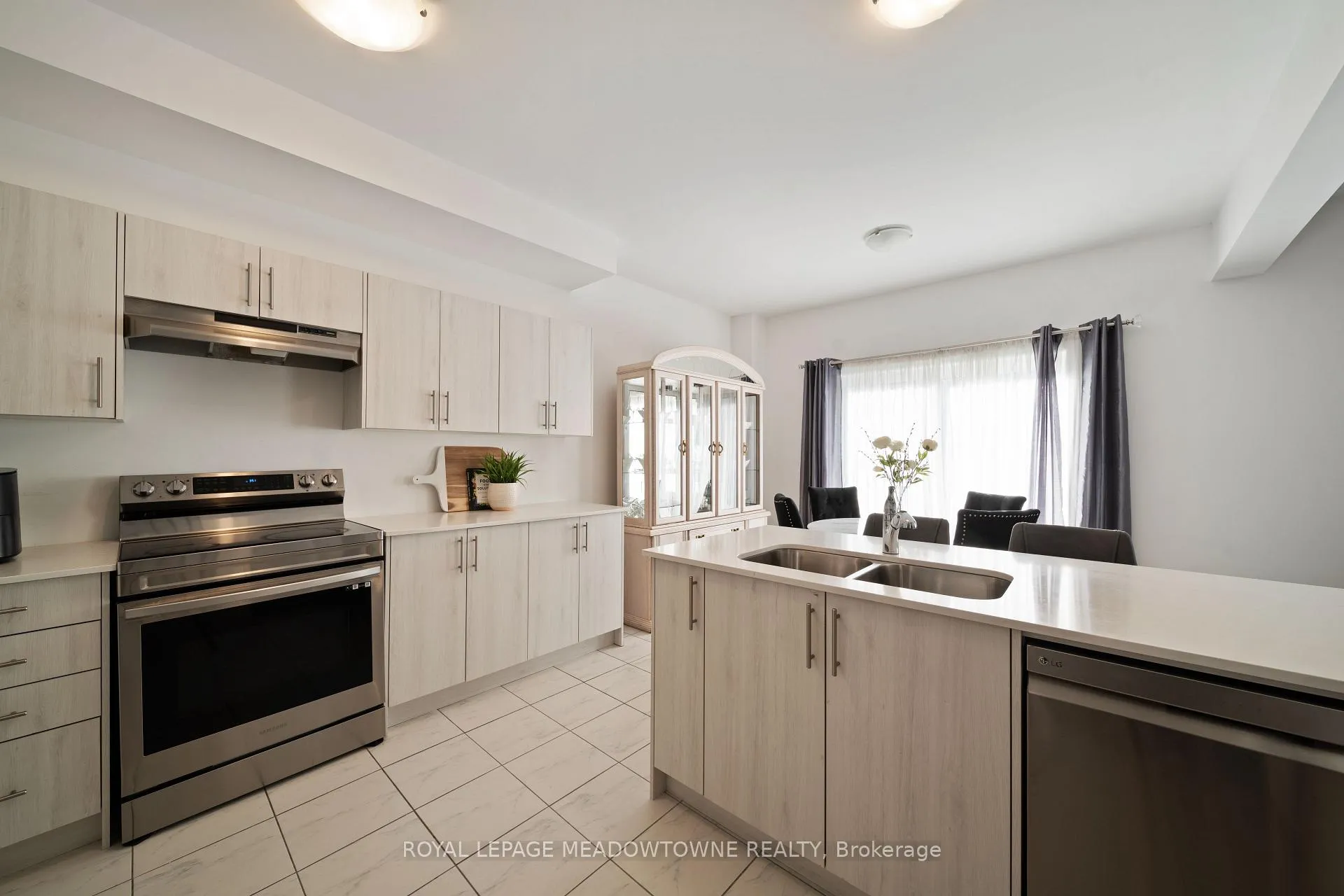 Photo 13 of 60 Harvest Crescent, Barrie, Rural Barrie Southeast — HOMEH