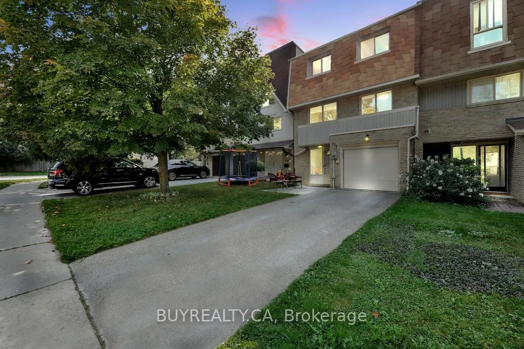 Photo 3 of 104 Poplar Crescent, Aurora, Aurora Highlands — HOMEH