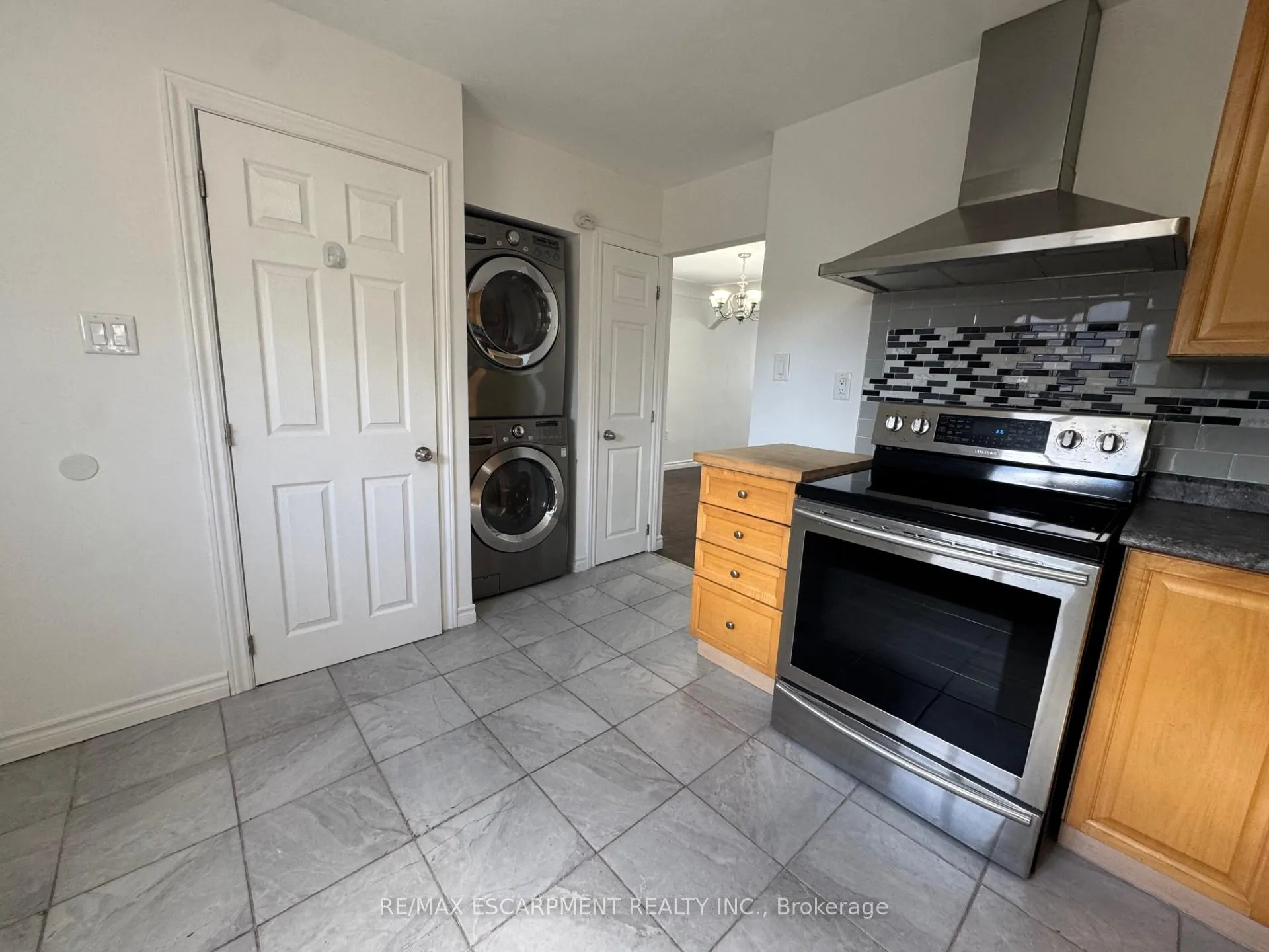 Photo 12 of Unit UPPER, 60 Merchison Avenue, Hamilton, Homeside — HOMEH
