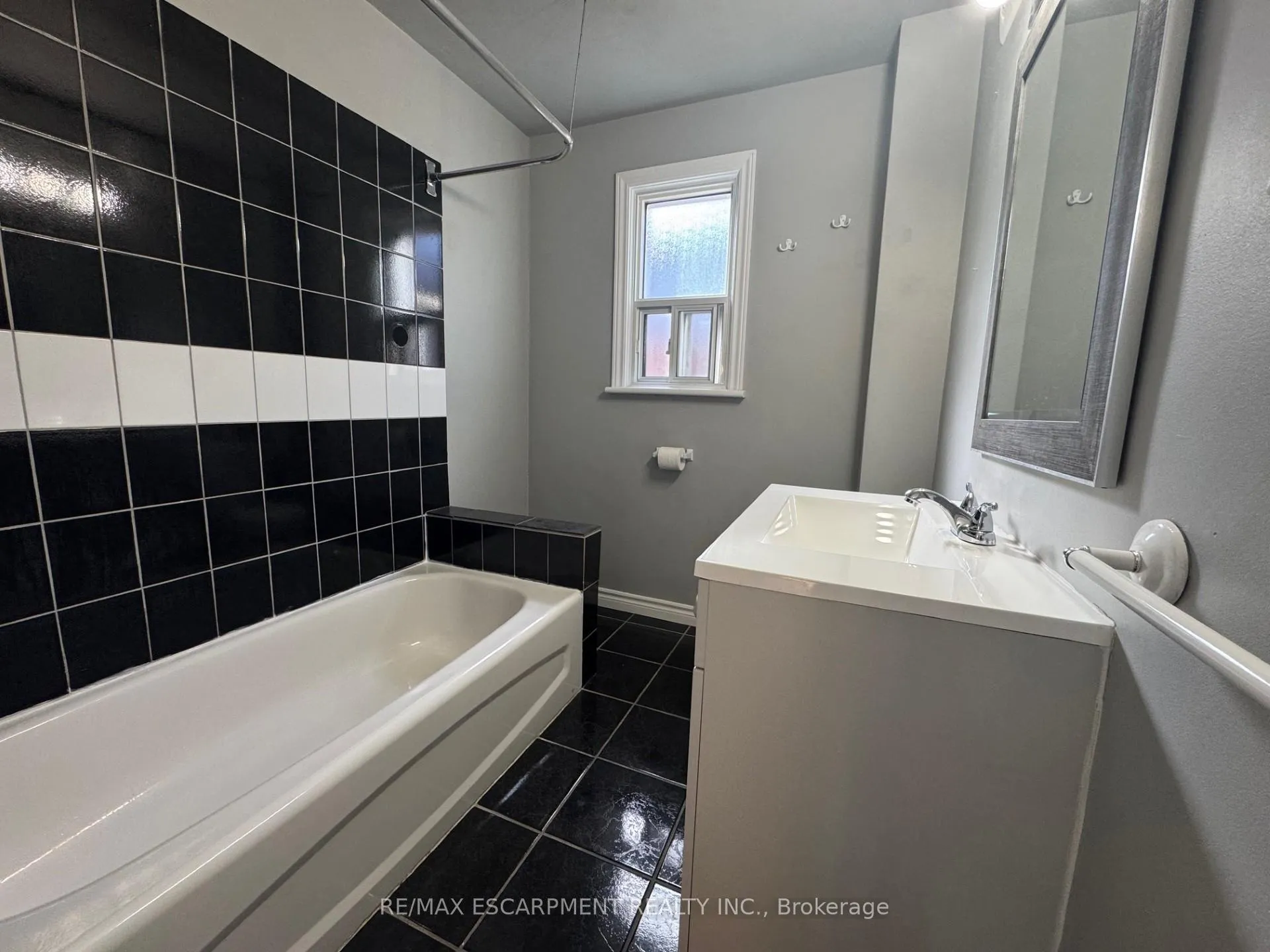 Photo 13 of Unit UPPER, 60 Merchison Avenue, Hamilton, Homeside — HOMEH
