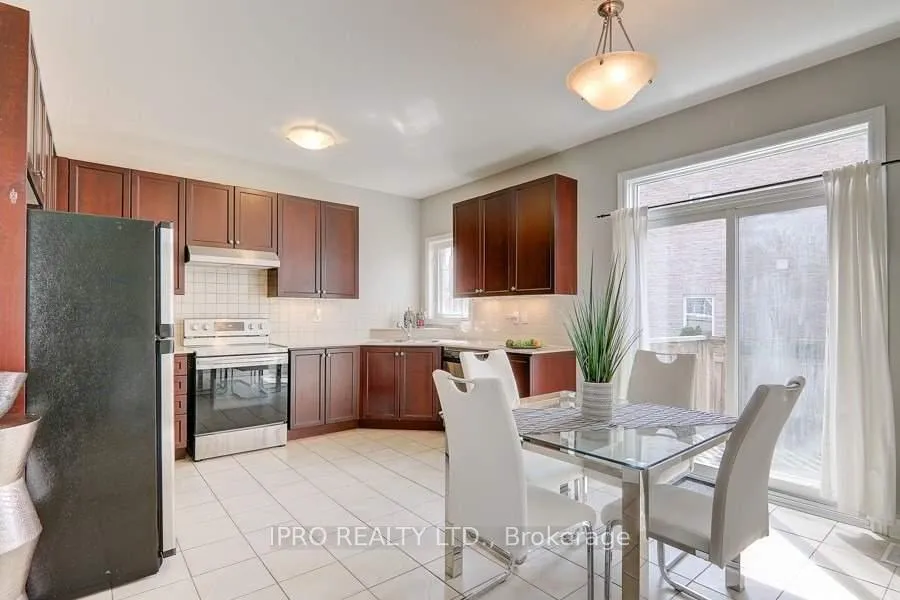 Photo 9 of 92 Conover Avenue, Aurora, Bayview Northeast — HOMEH
