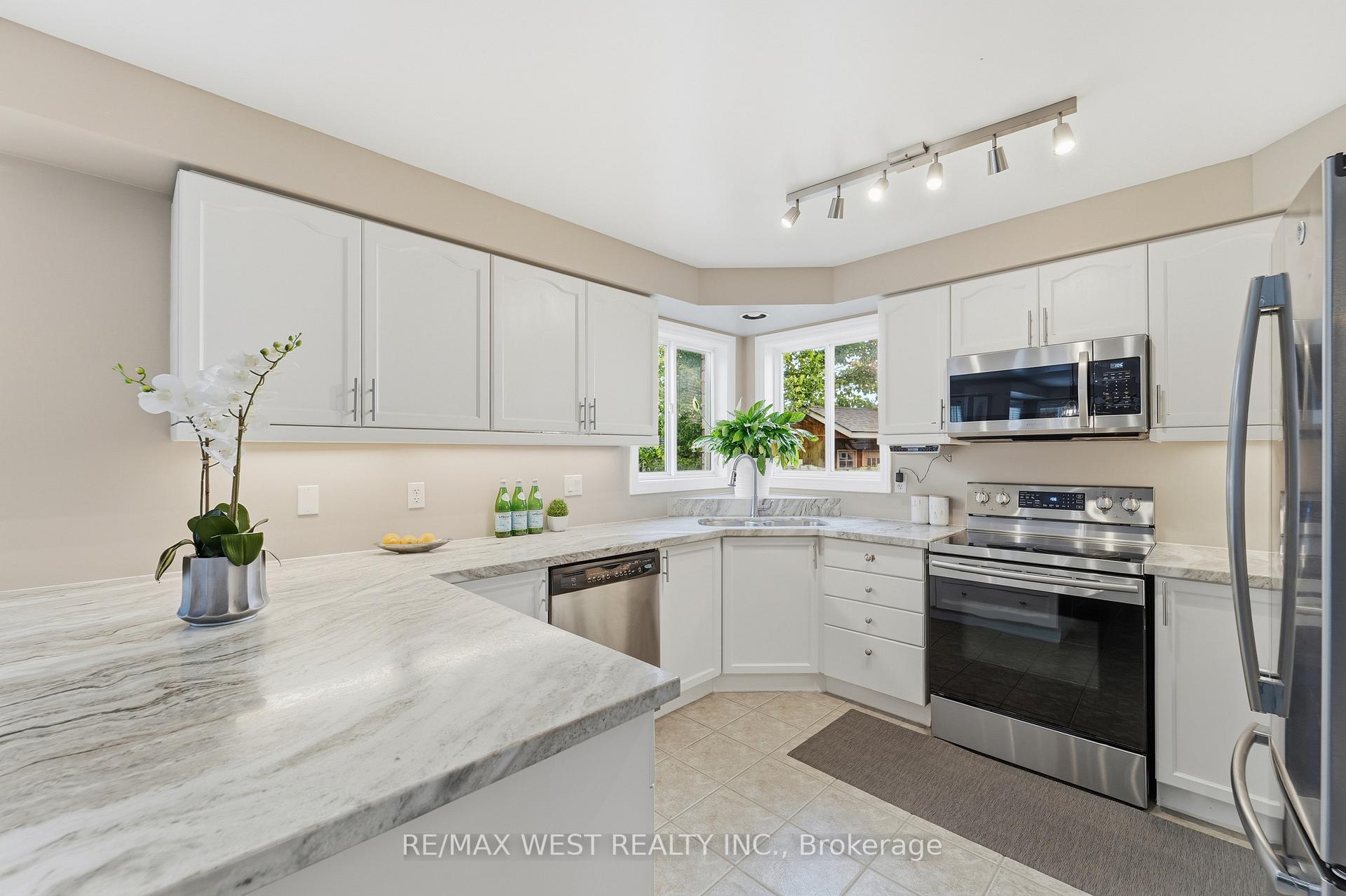 Photo 14 of 30 Ruffet Drive, Barrie, Edgehill Drive — HOMEH