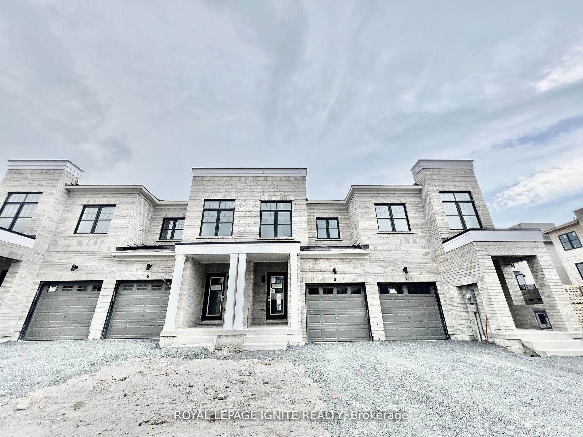 Photo 1 of 5 King George Way, Clarington, Bowmanville — HOMEH
