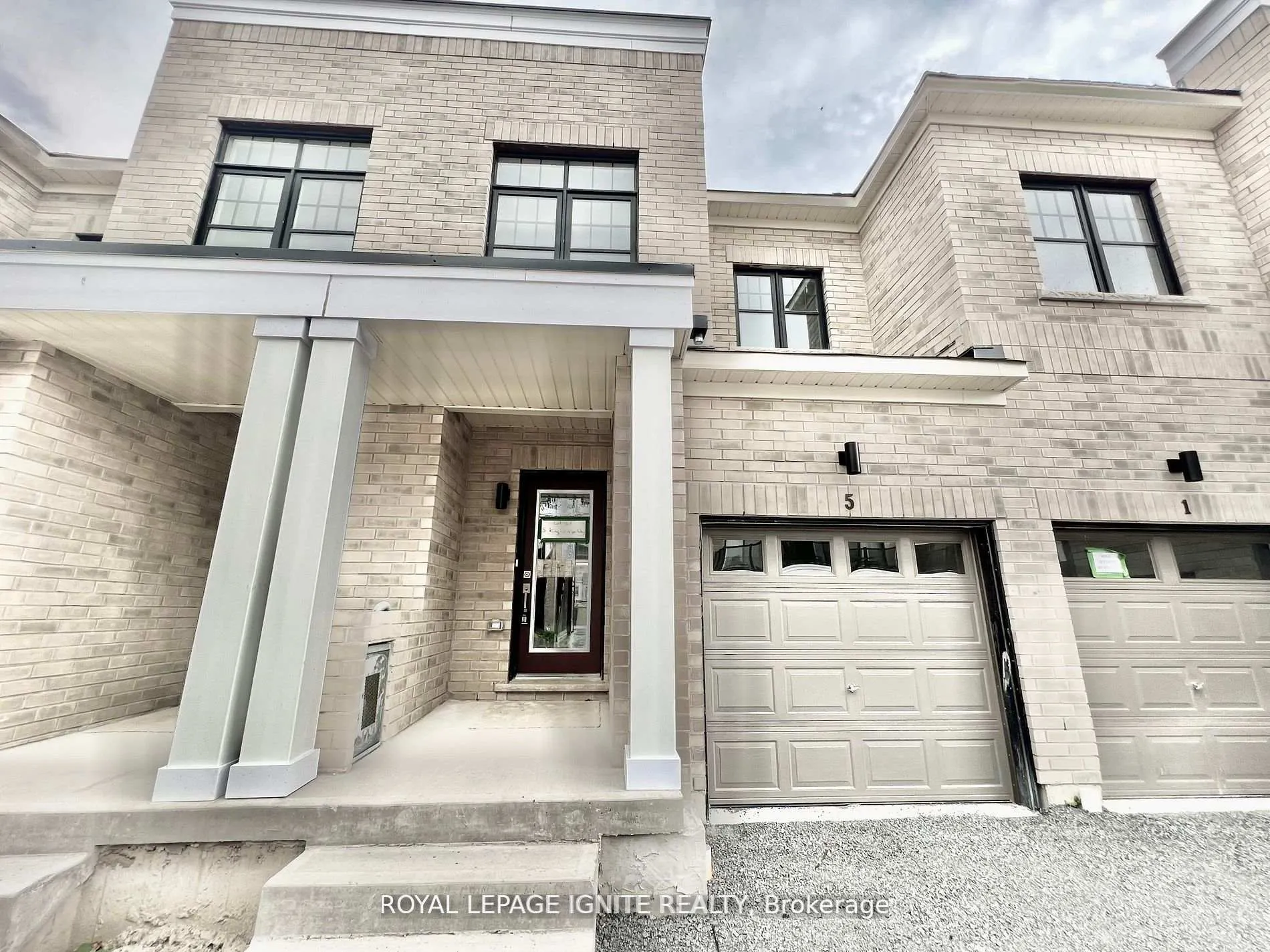 Photo 2 of 5 King George Way, Clarington, Bowmanville — HOMEH