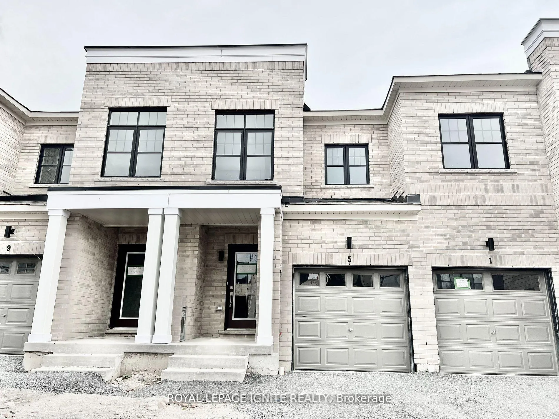 Photo 3 of 5 King George Way, Clarington, Bowmanville — HOMEH
