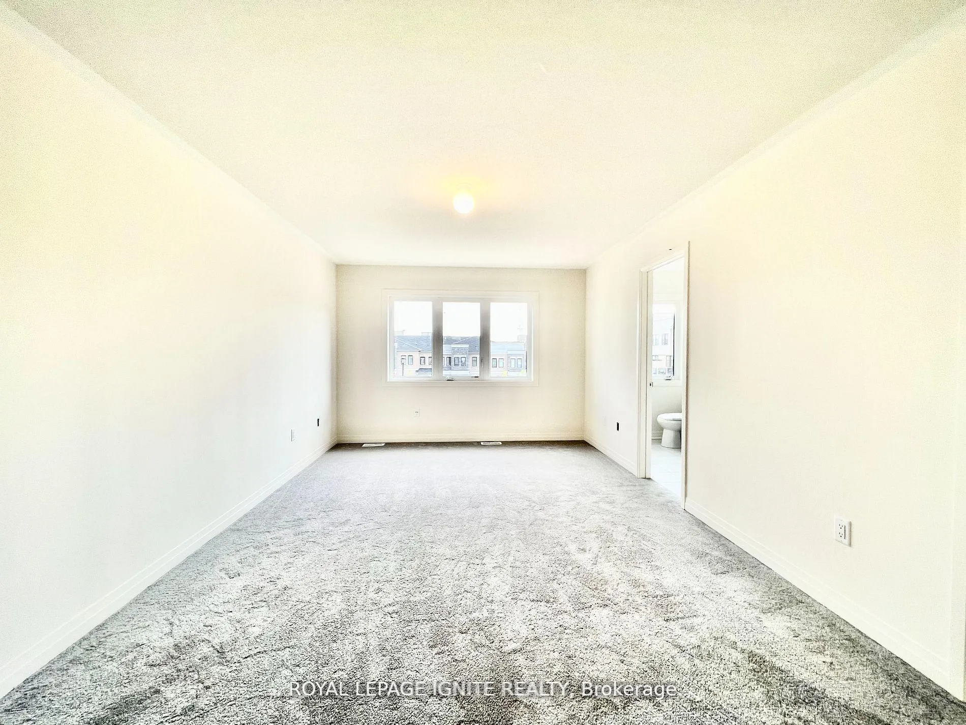 Photo 8 of 5 King George Way, Clarington, Bowmanville — HOMEH