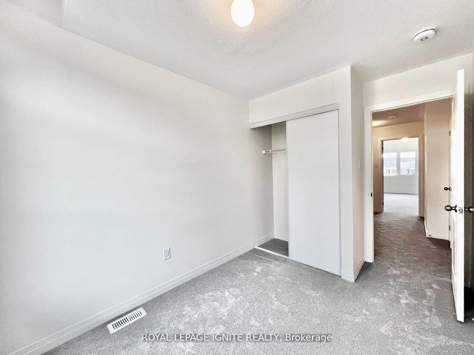 Photo 10 of 5 King George Way, Clarington, Bowmanville — HOMEH