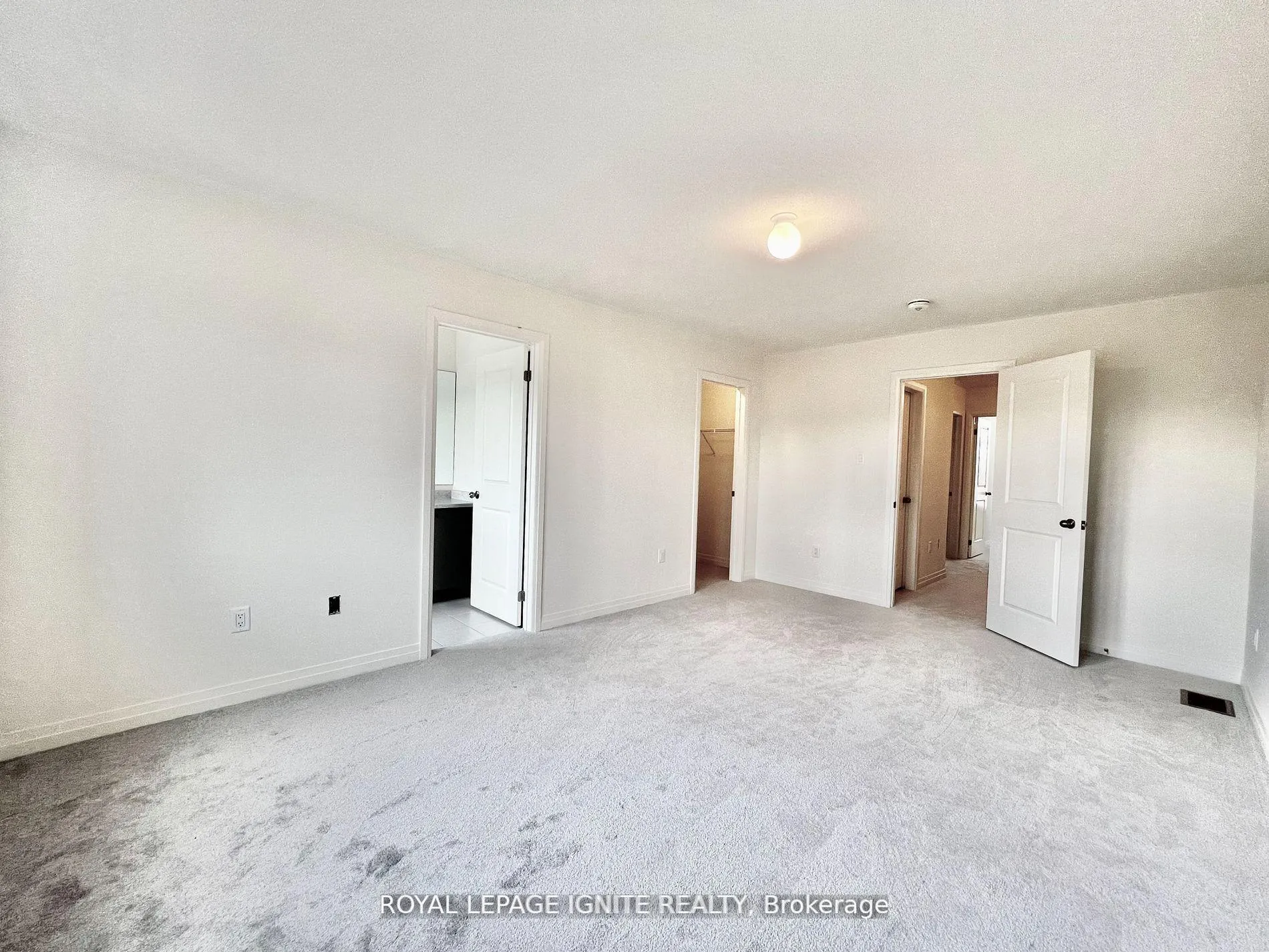 Photo 12 of 5 King George Way, Clarington, Bowmanville — HOMEH