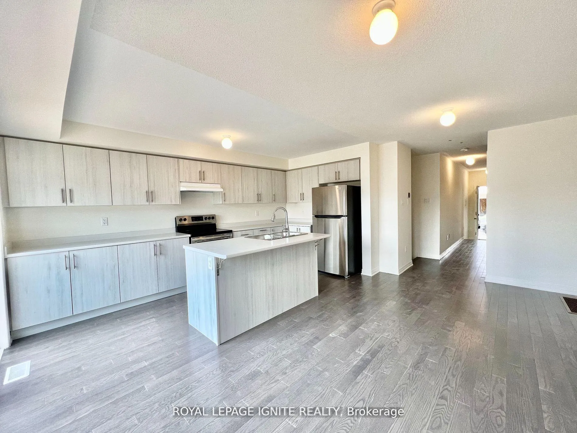 Photo 15 of 5 King George Way, Clarington, Bowmanville — HOMEH