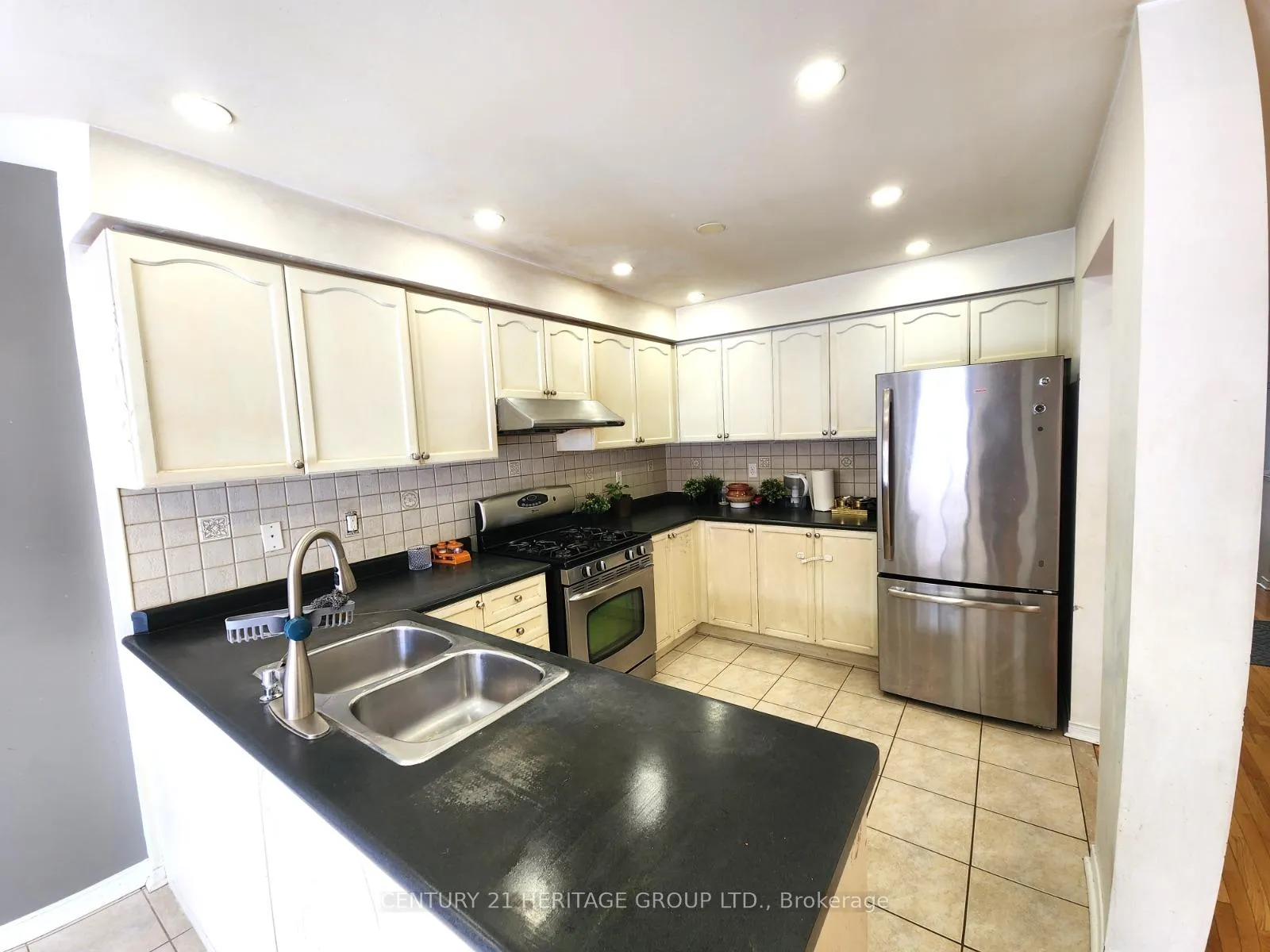 Photo 7 of 93 Hollingsworth Circle, Brampton, Fletcher's Meadow — HOMEH
