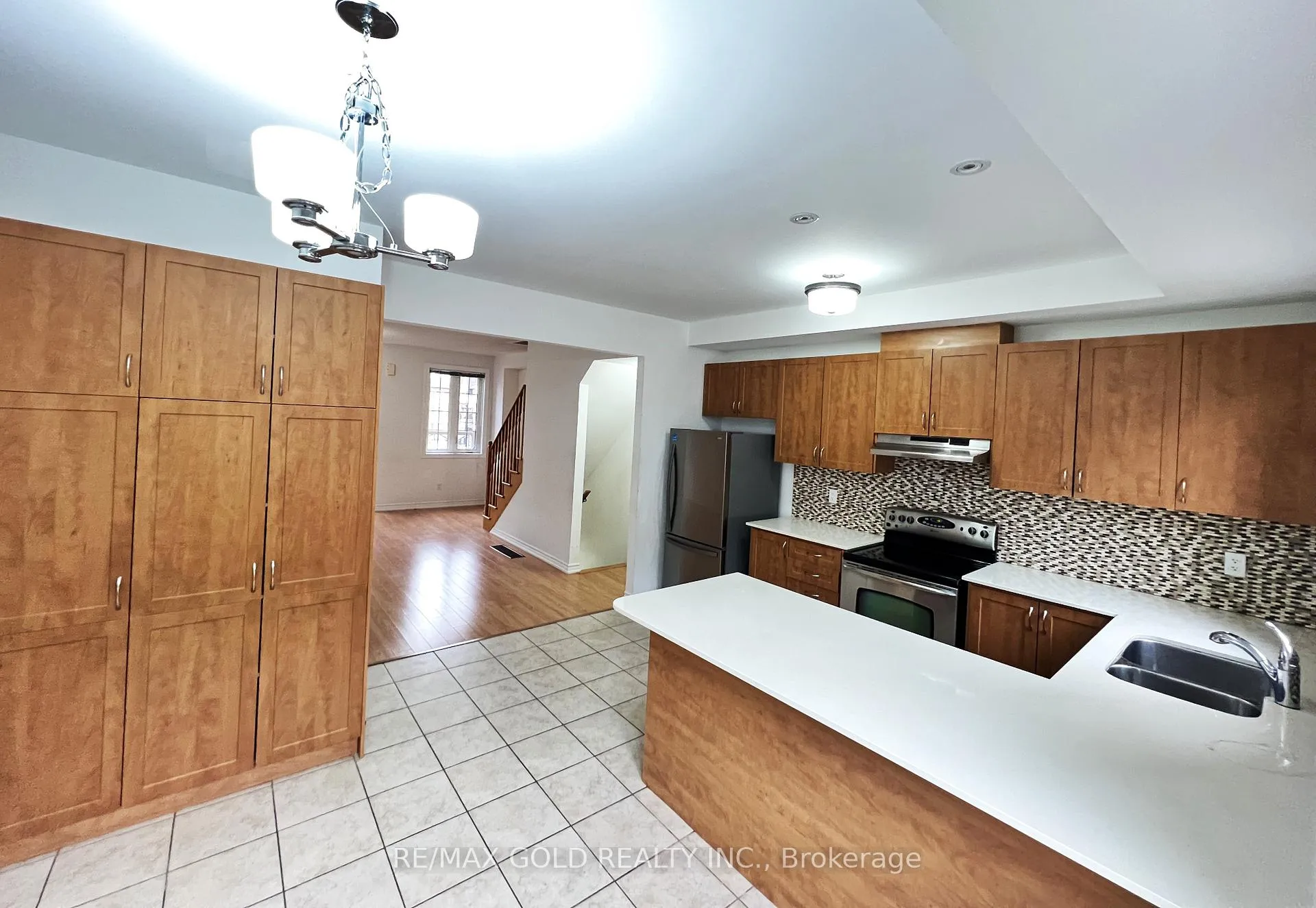 Photo 4 of 34 Tollgate Street, Brampton, Heart Lake East — HOMEH