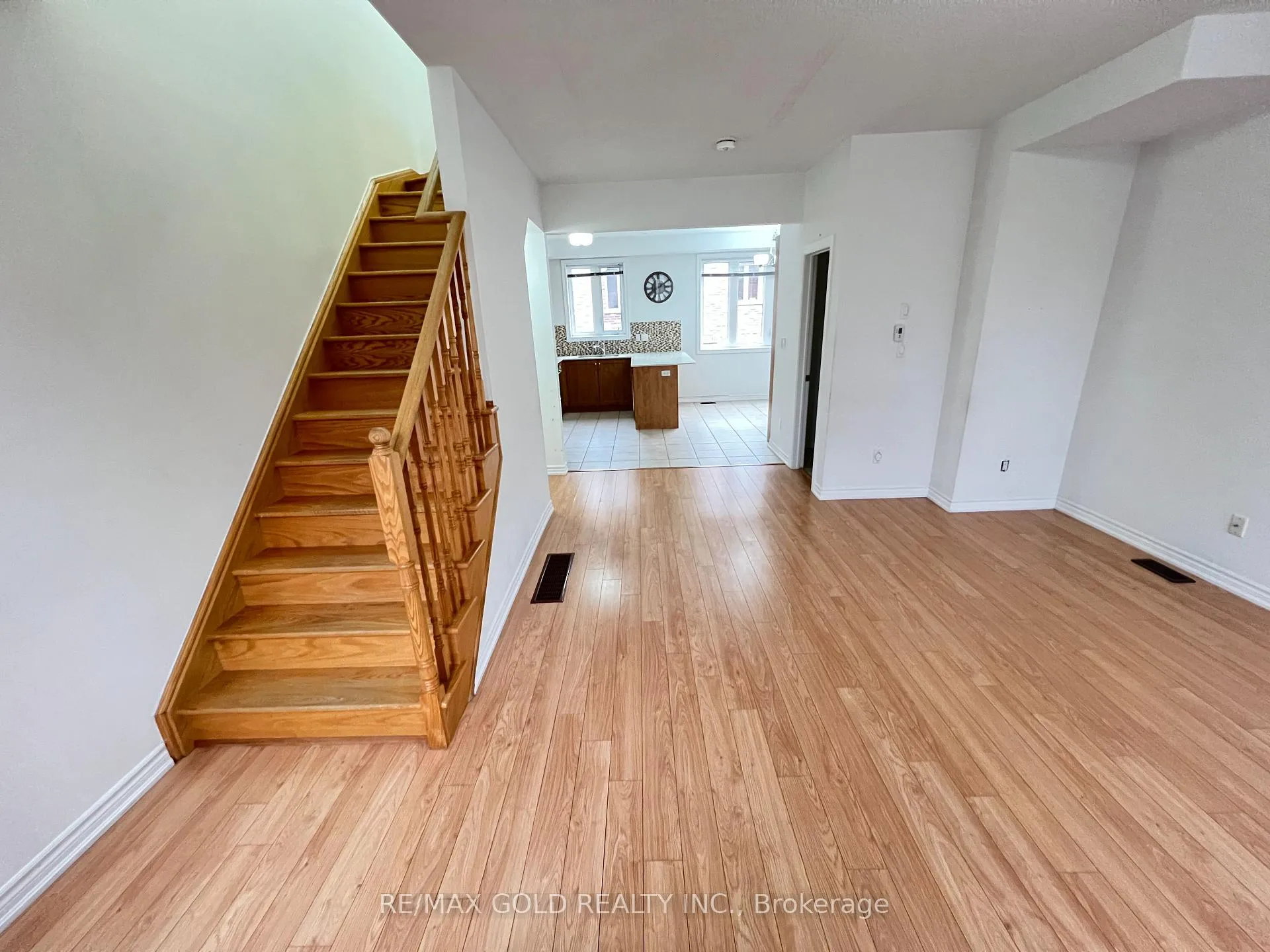 Photo 5 of 34 Tollgate Street, Brampton, Heart Lake East — HOMEH