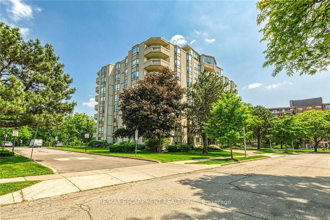 Photo 3 of Unit 112, 8 Village Green, Hamilton, Stoney Creek — HOMEH