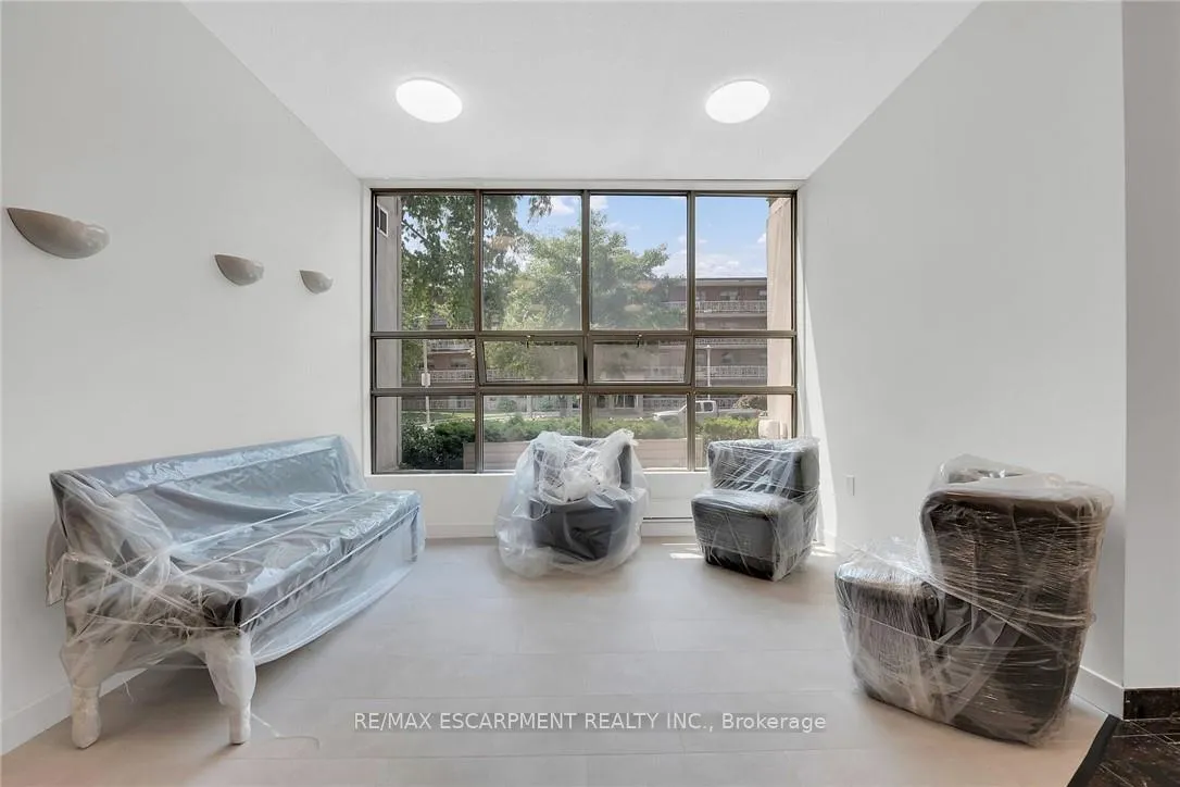 Photo 10 of Unit 112, 8 Village Green, Hamilton, Stoney Creek — HOMEH