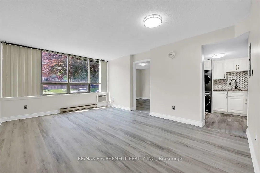 Photo 13 of Unit 112, 8 Village Green, Hamilton, Stoney Creek — HOMEH
