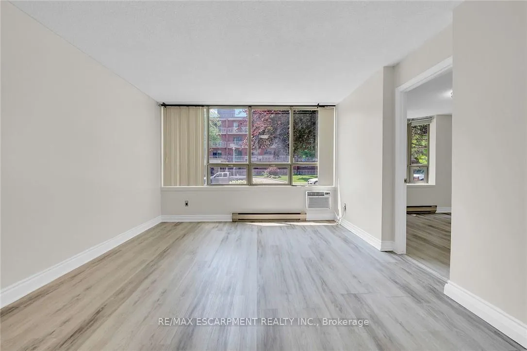 Photo 14 of Unit 112, 8 Village Green, Hamilton, Stoney Creek — HOMEH