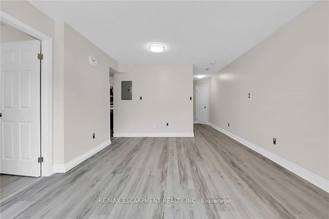 Photo 15 of Unit 112, 8 Village Green, Hamilton, Stoney Creek — HOMEH