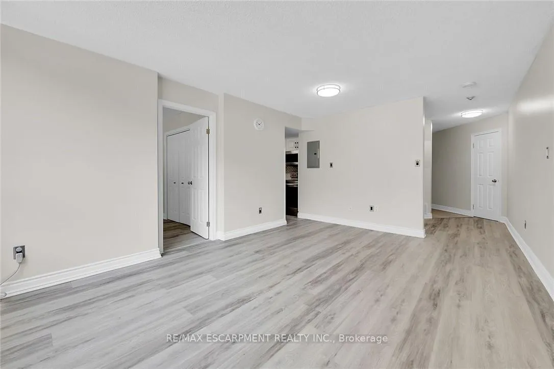 Photo 16 of Unit 112, 8 Village Green, Hamilton, Stoney Creek — HOMEH
