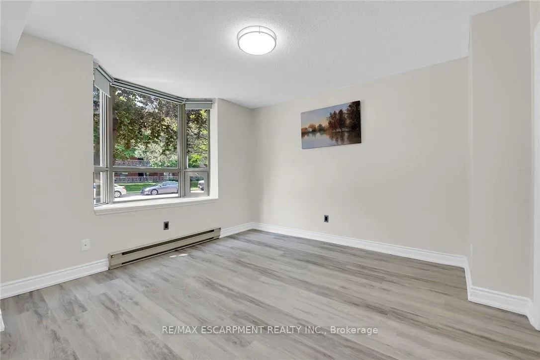 Photo 21 of Unit 112, 8 Village Green, Hamilton, Stoney Creek — HOMEH