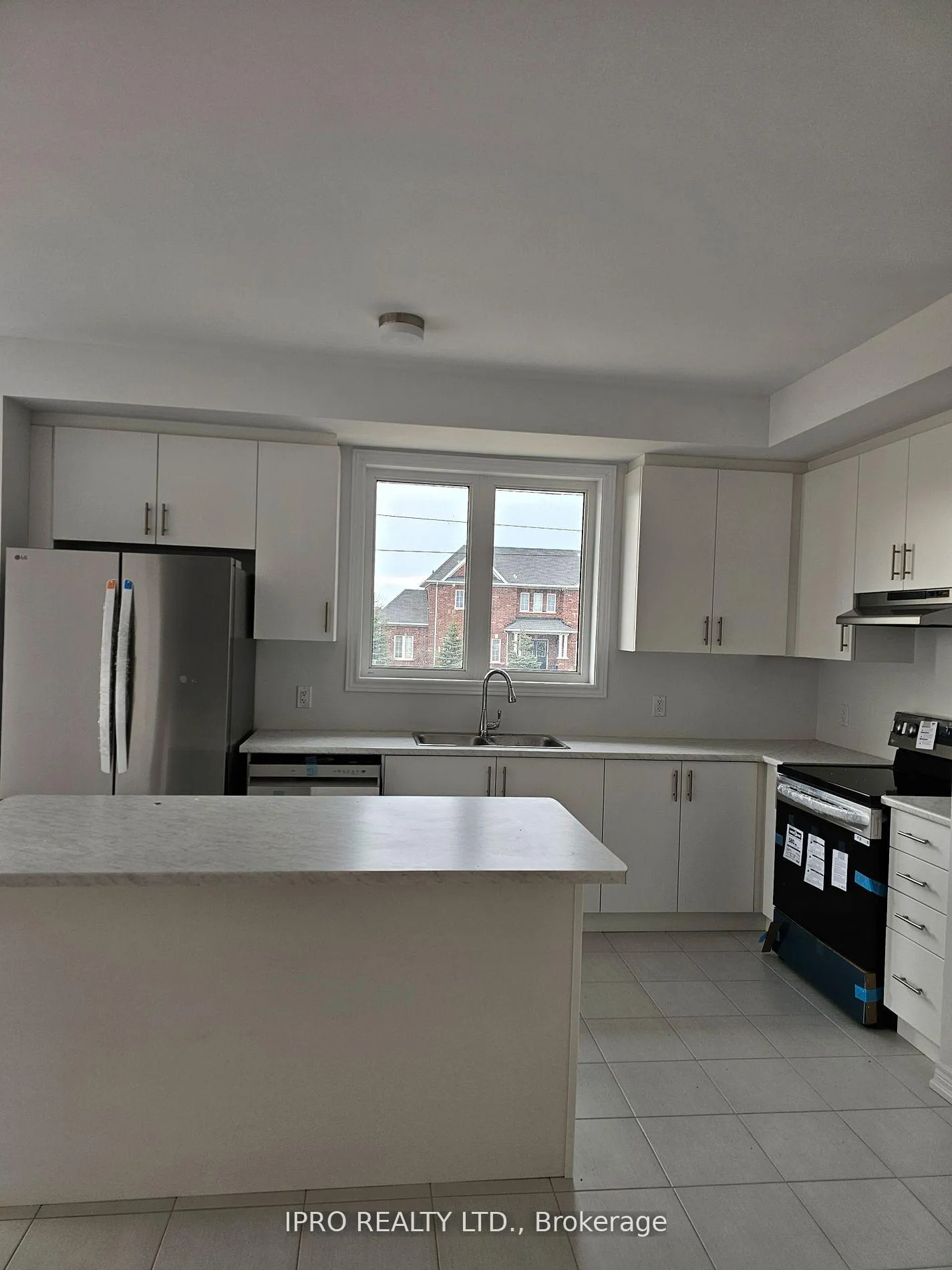 Photo 4 of 2016 Lowry Drive, Oshawa, Kedron — HOMEH