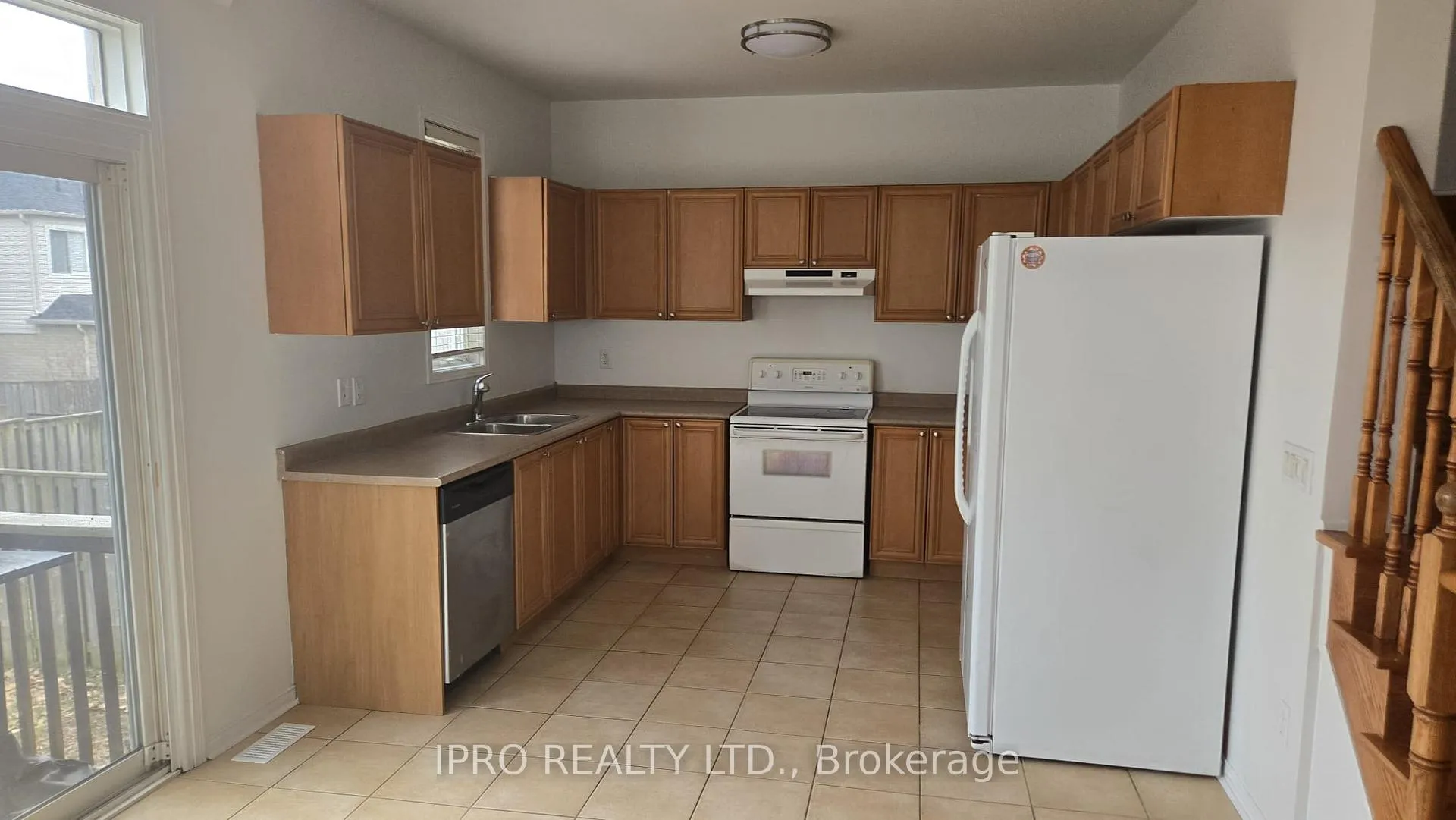 Photo 4 of 41 Laughlin Hill Crescent, Ajax, Central East — HOMEH