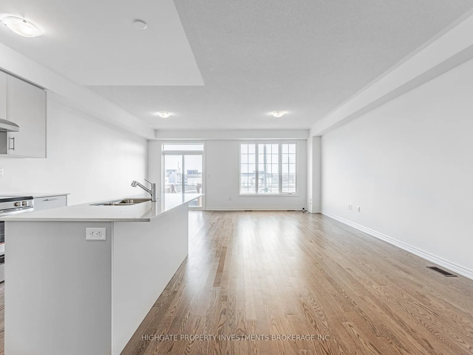 Photo 5 of 71 Reigate Avenue, Whitby, Williamsburg — HOMEH