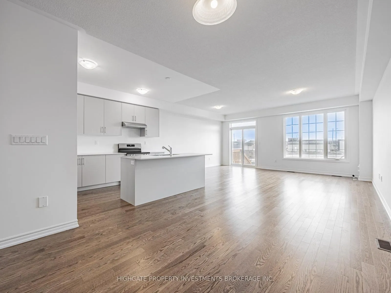 Photo 6 of 71 Reigate Avenue, Whitby, Williamsburg — HOMEH