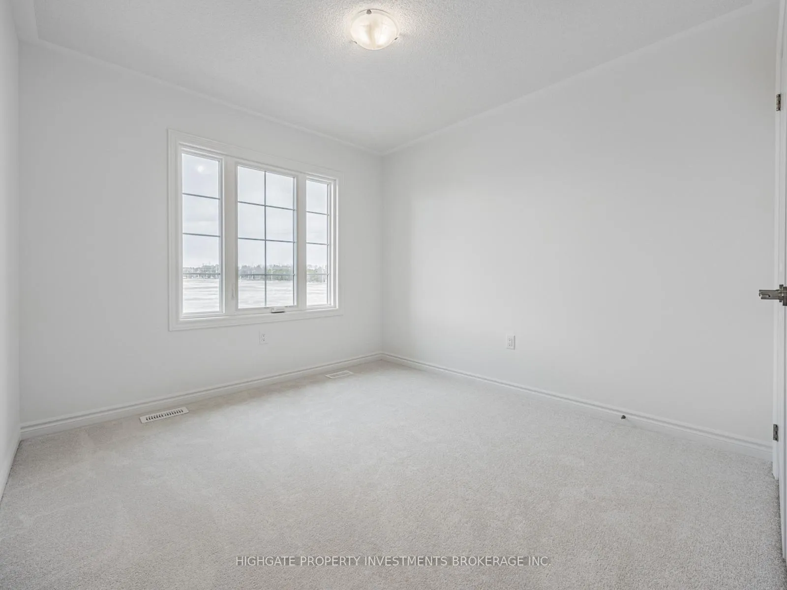 Photo 16 of 71 Reigate Avenue, Whitby, Williamsburg — HOMEH