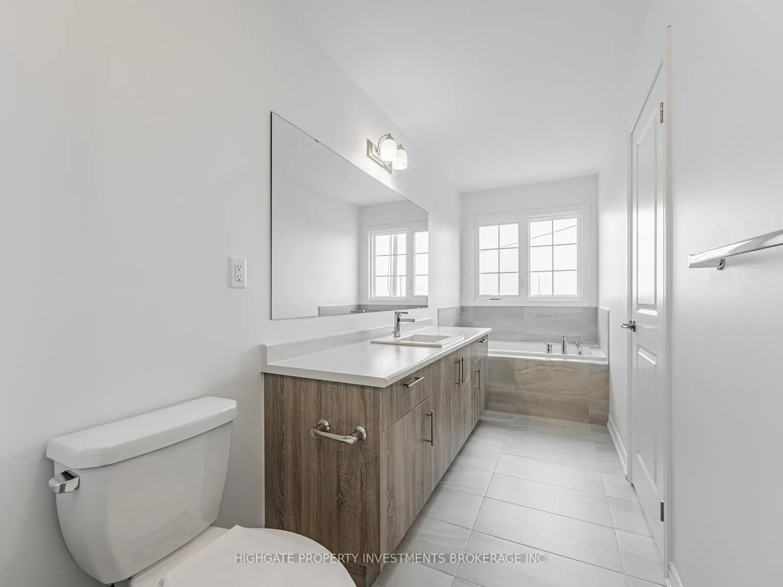 Photo 27 of 71 Reigate Avenue, Whitby, Williamsburg — HOMEH