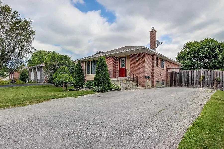 Photo 2 of 62 Foreht Crescent, Aurora, Aurora Heights — HOMEH